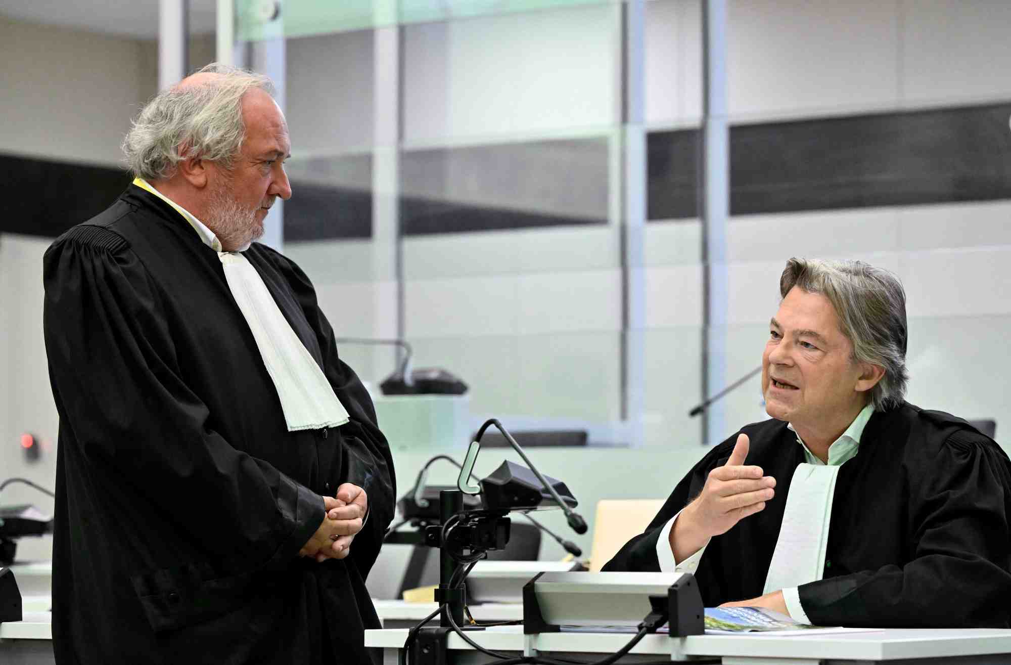 Des avocats discutent lors du proces lie aux attentats terroristes de mars 2016 a bruxelles