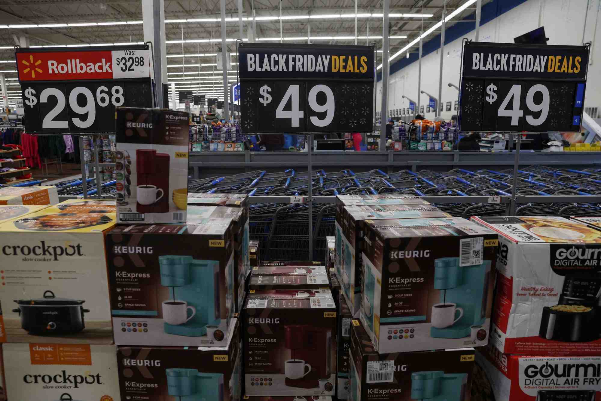 Des offres du black friday sont annoncees a l'interieur d'un magasin walmart a westbury, new york