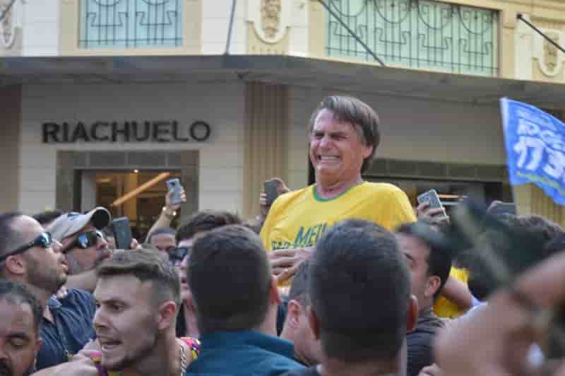 Bresil: jair bolsonaro, le candidat poignarde, opere d'urgence