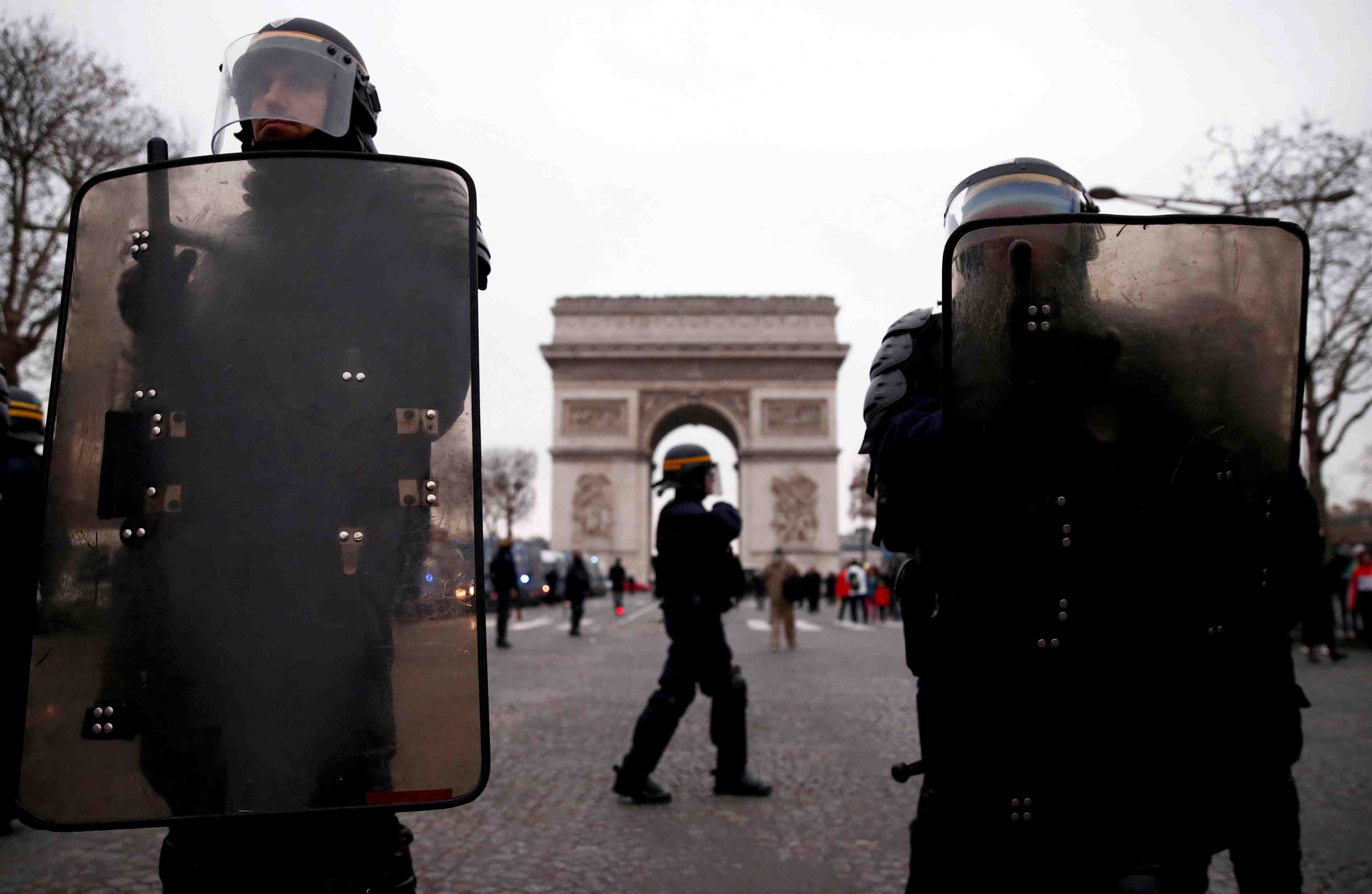 La mobilisation des "gilets jaunes" faiblit, tensions en province