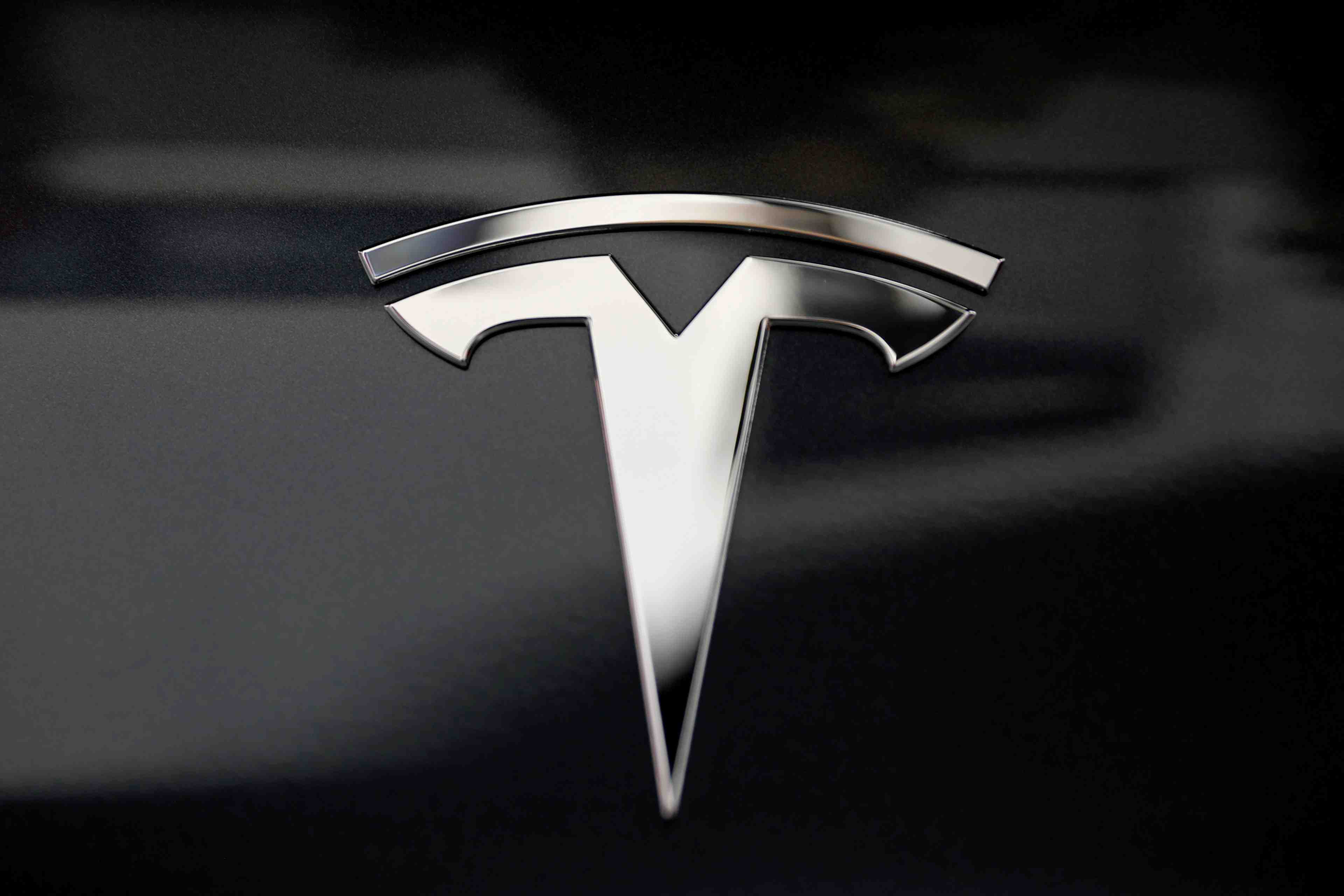 Tesla augmente son appel de fonds, musk achete plus d'actions
