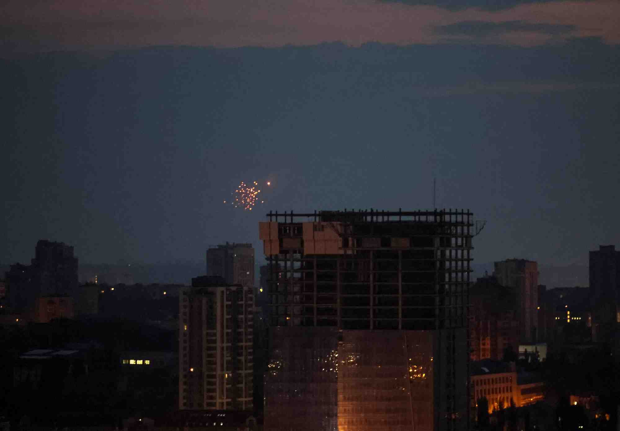 Un drone explose dans le ciel a kyiv, en ukraine