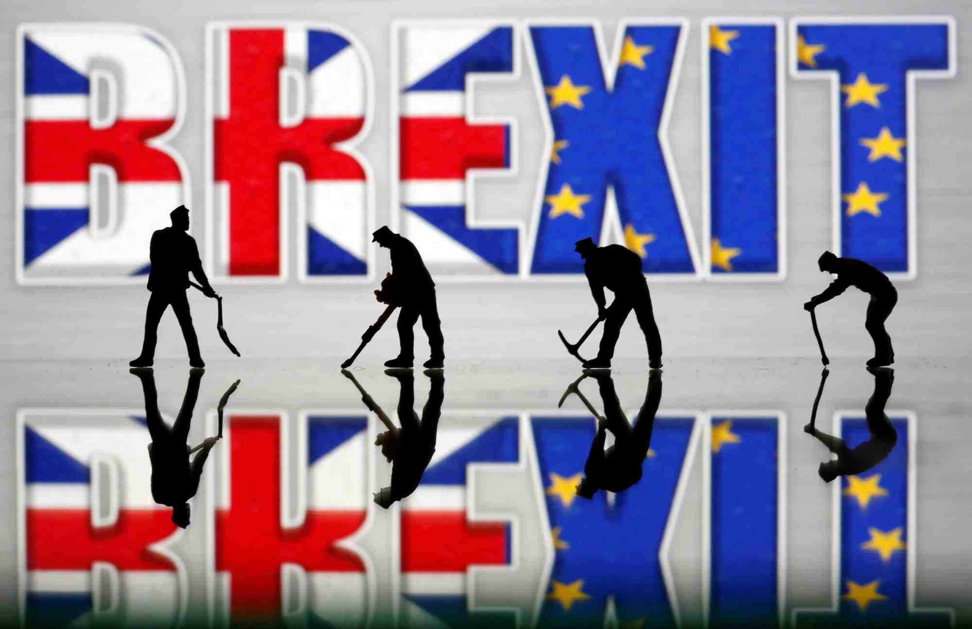 Illustration de figurines devant le mot "brexit"