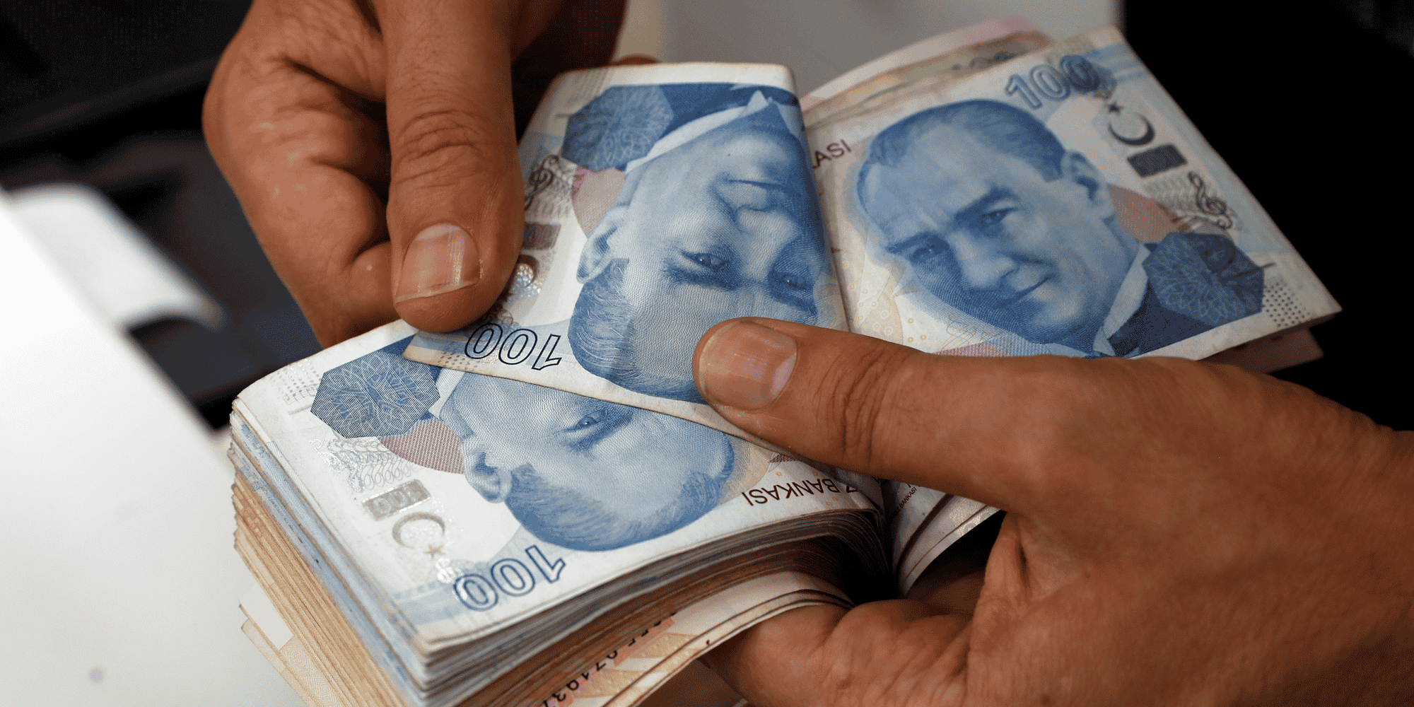 La monnaie turque a baissé de plus de 37% sur un an face au dollar américain pour s'établir à 29 livres turques pour un dollar.