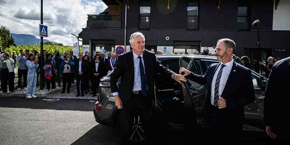 Le Premier ministre à son arrivée à Entrelacs (Savoie), où il a visité la maison France Services de la commune, le 12 septembre.
