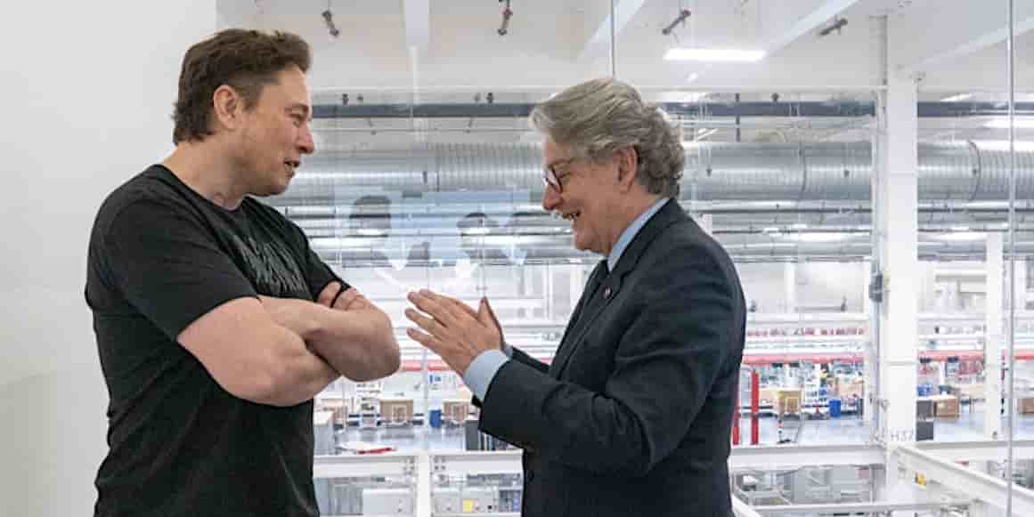 En juin 2023, Elon Musk (à gauche) avait accueilli Thierry Breton (à droite), alors Commissaire de l'Union européenne au marché intérieur, dans les locaux de X en Californie, en amont de l'entrée en application du DSA.