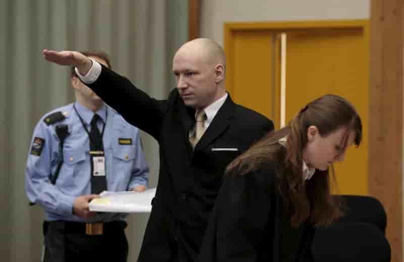 Breivik fait le salut nazi au proces qu'il intente contre l'etat