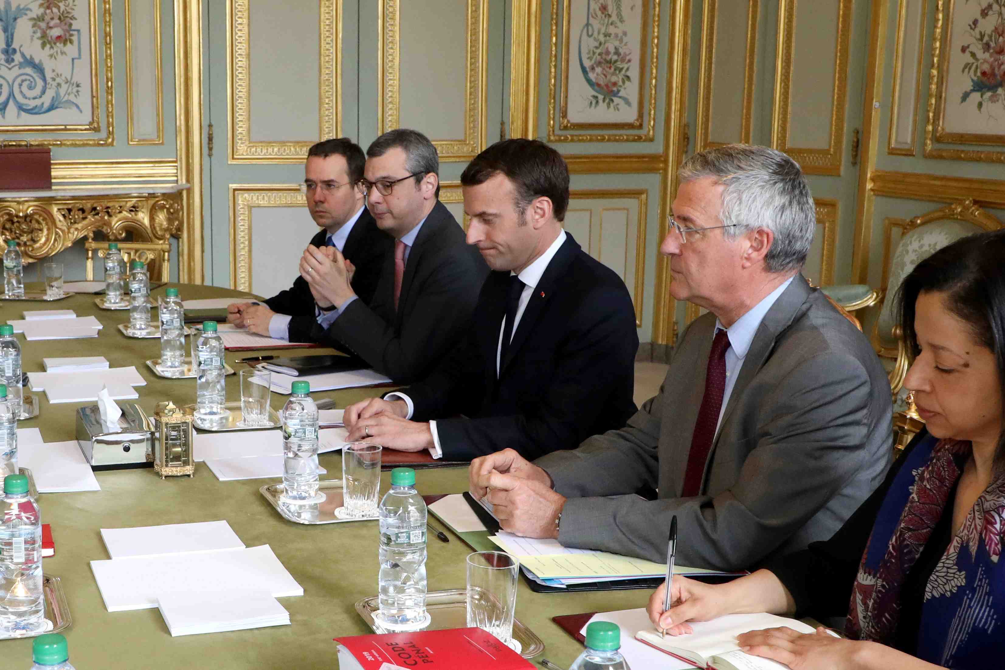 Le senat saisit le parquet contre des proches de macron
