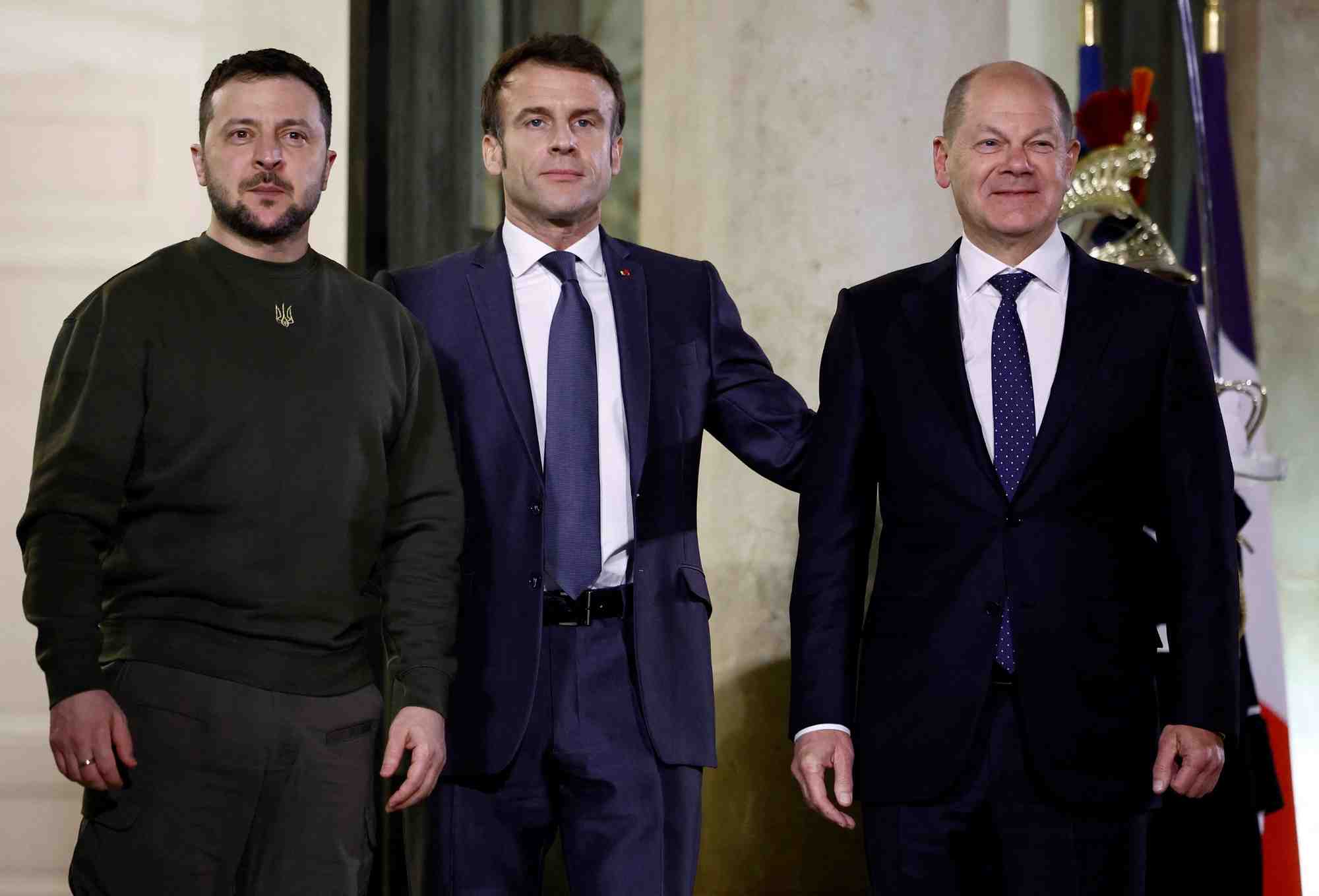 Emmanuel macron recoit le president ukrainien zelenskiy et le chancelier allemand scholz a paris
