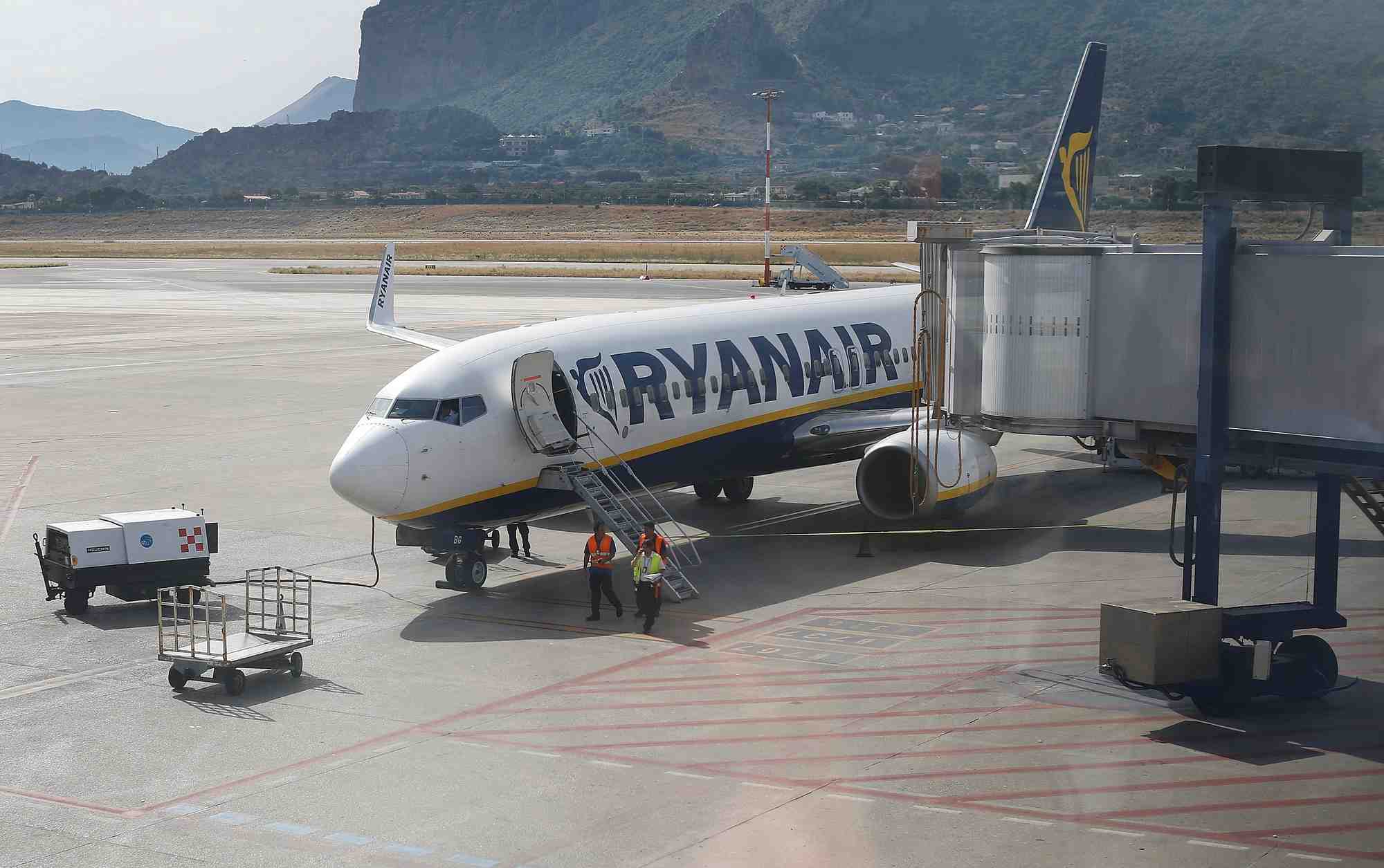 Un avion de ryanair a l'aeroport de palermo falcone et borsellino