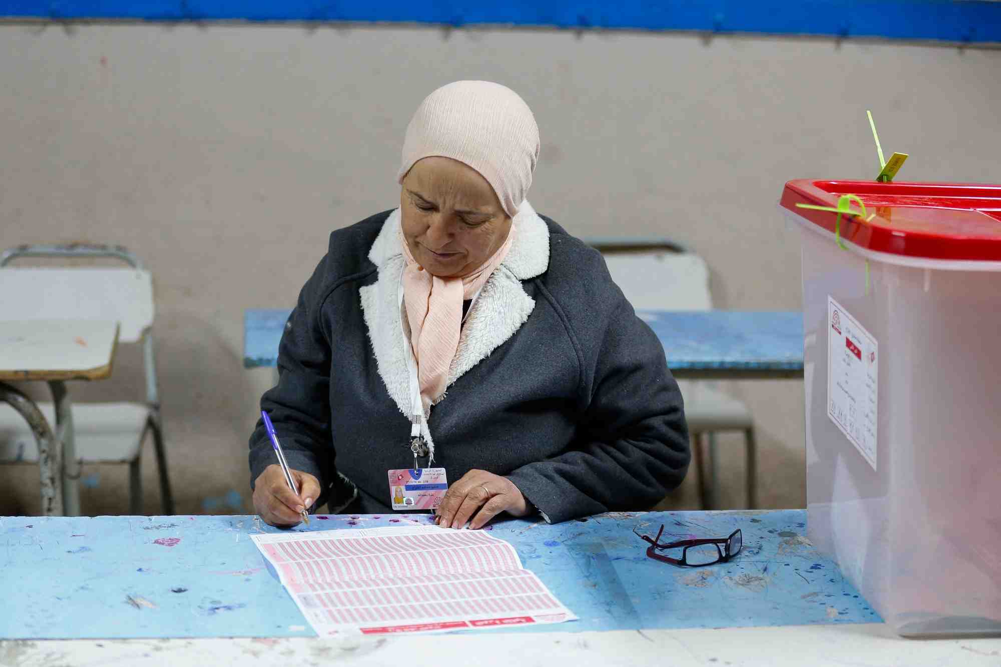 Un membre de la commission electorale travaille dans un bureau de vote a tunis