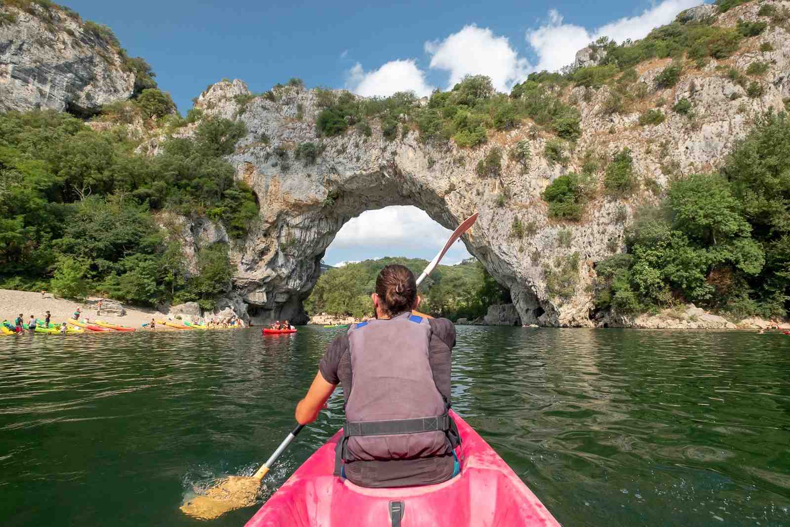 Assimilé à un « bison futé » de la descente en canoé, le dispositif « Canoé Malin » a été déployé en 2023 afin de recueillir de la donnée sur la fréquentation des gorges de l'Ardèche.