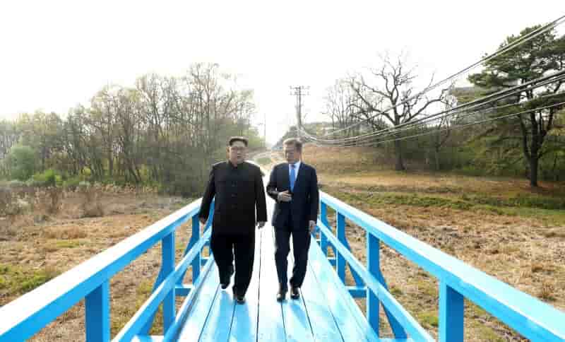 Corees: moon et kim s'engagent sur la voie de la paix