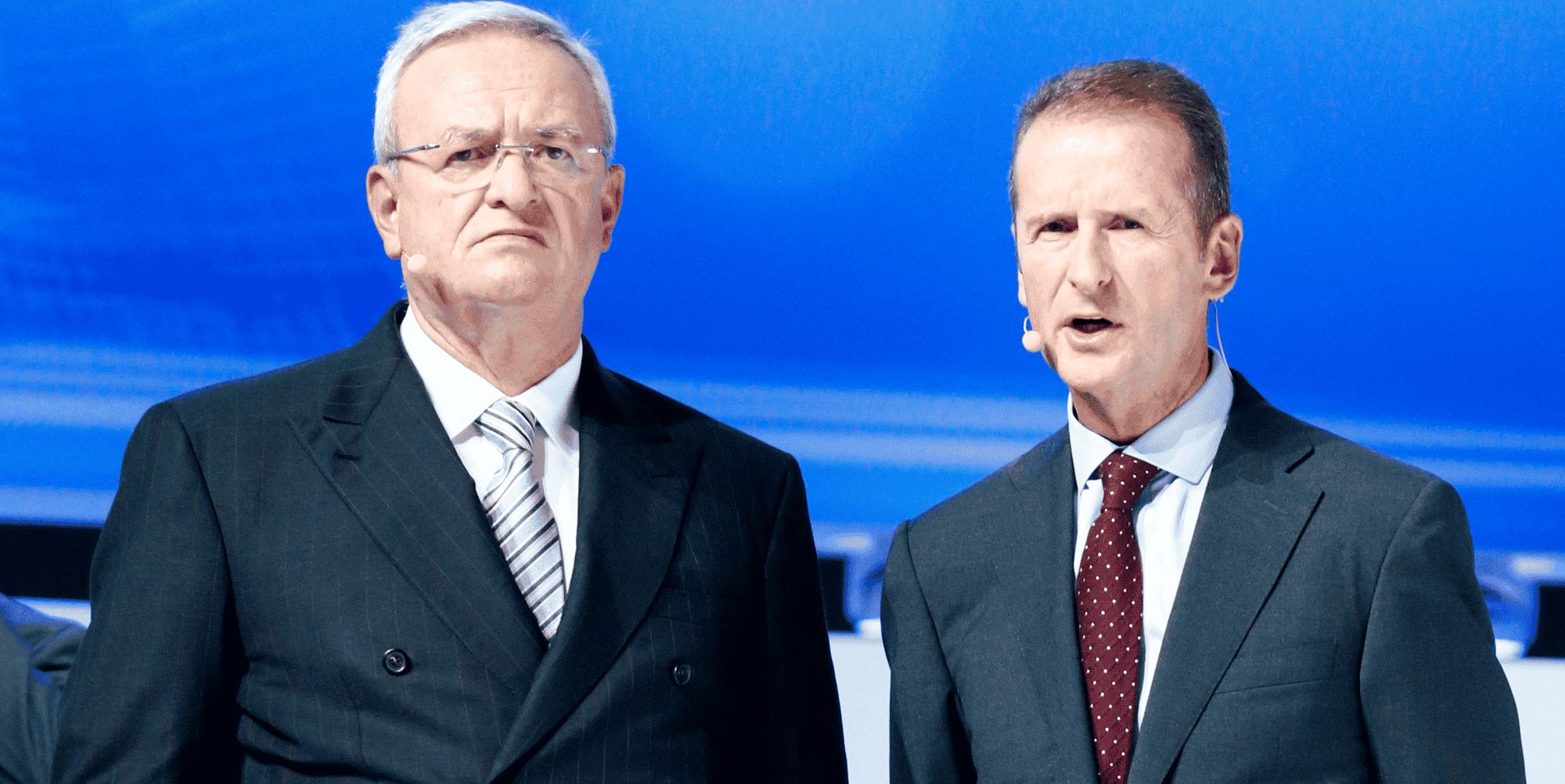 Sur cette photo qui date du 17 septembre 2015, Martin Winterkorn, alors PDG de Volkswagen, et Herbert Diess (à d.), président de Volkswagen Passenger Cars (et futur successeur), tiennent conférence lors du Salon automobile de Francfort de 2015, en présence de la chancelière allemande, Angela Merkel. Le lendemain, le vendredi 18 septembre, les autorités américaines contraignaient le constructeur à rappeler près de 500.000 véhicules, le menaçant de lourdes pénalités pour tricherie.