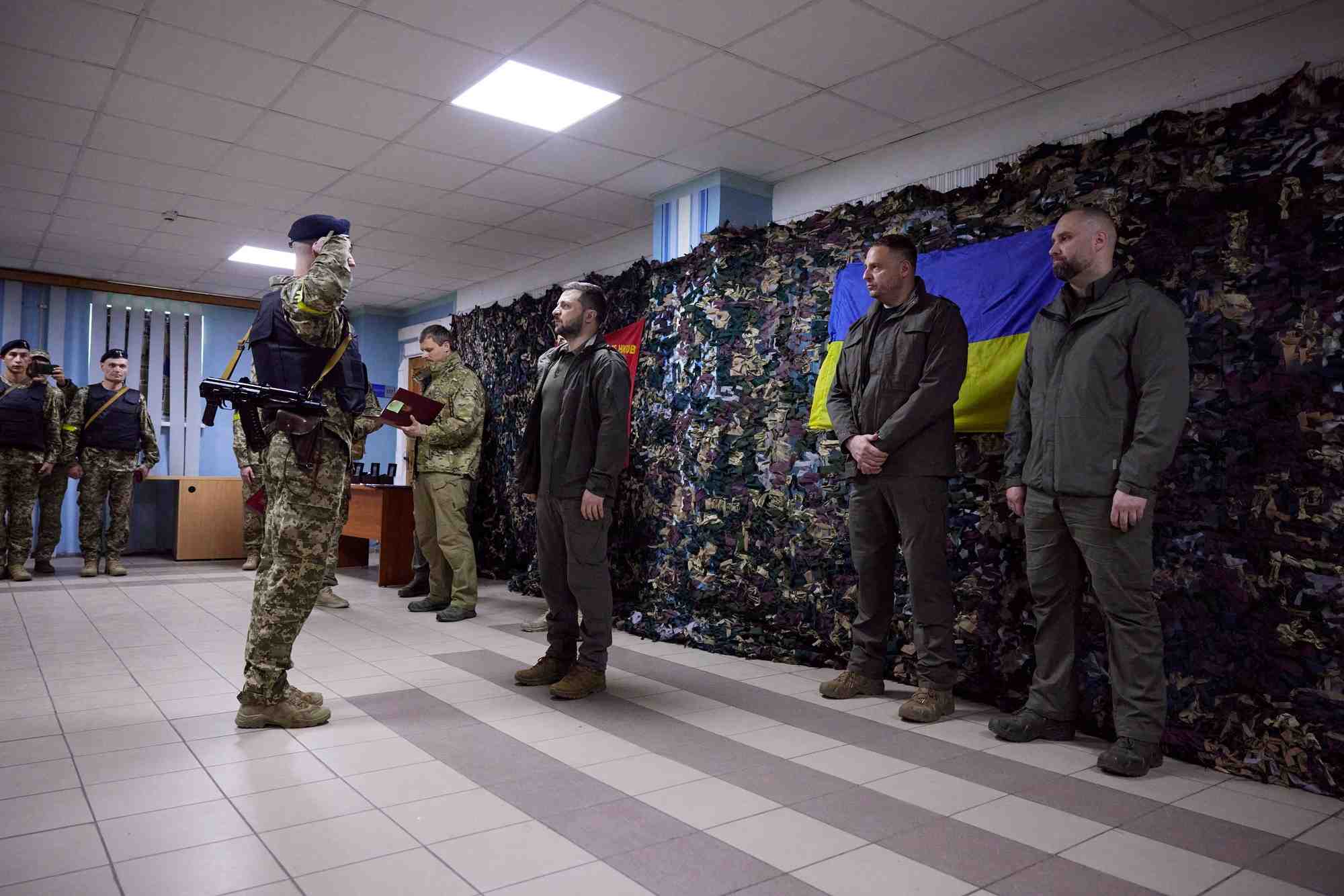 Zelensky rend visite a des soldats en dehors de kyiv