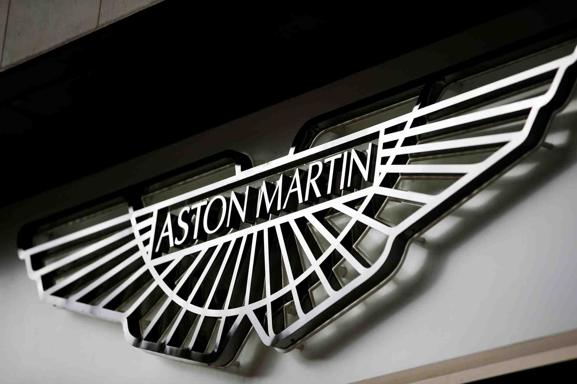 Un logo aston martin chez un concessionnaire dans le centre de londres
