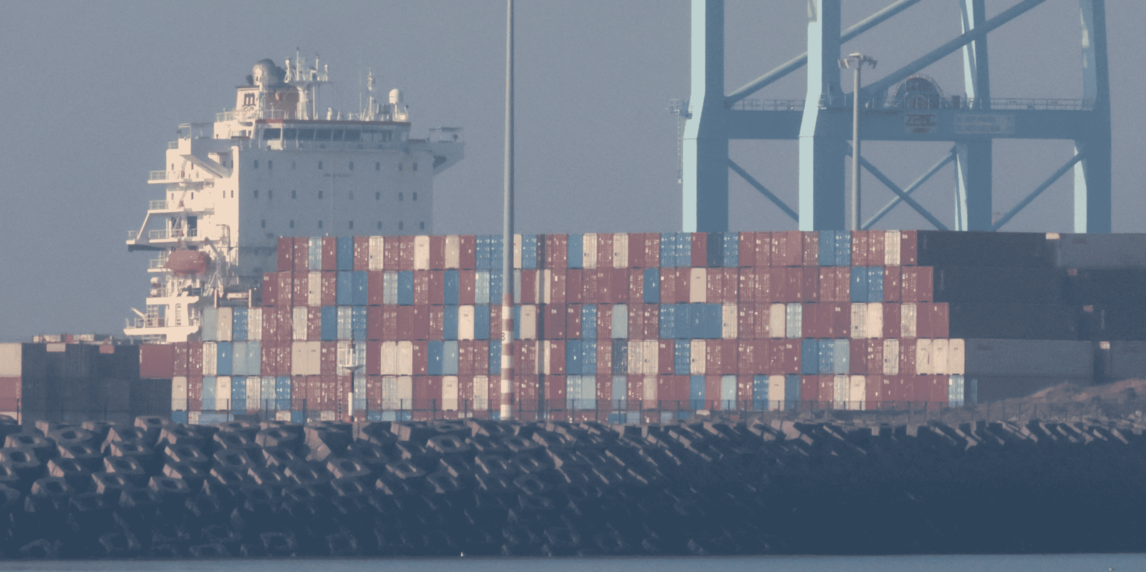 Vue d'un parking de voitures neuves destinees a l'exportation, dans le port belge de zeebrugge
