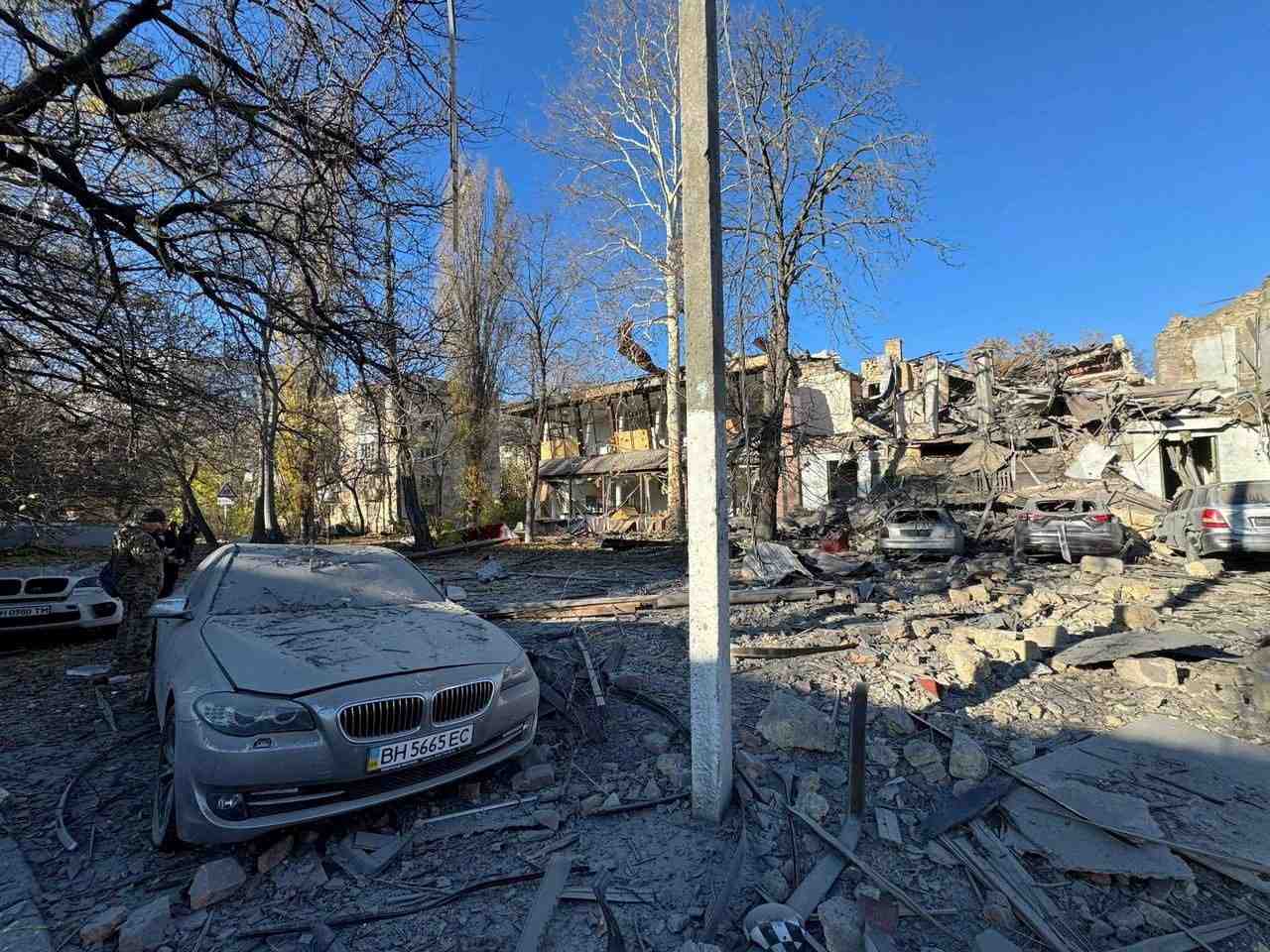 Des batiments et voitures lourdement endommages par une frappe de missile russe, a odessa