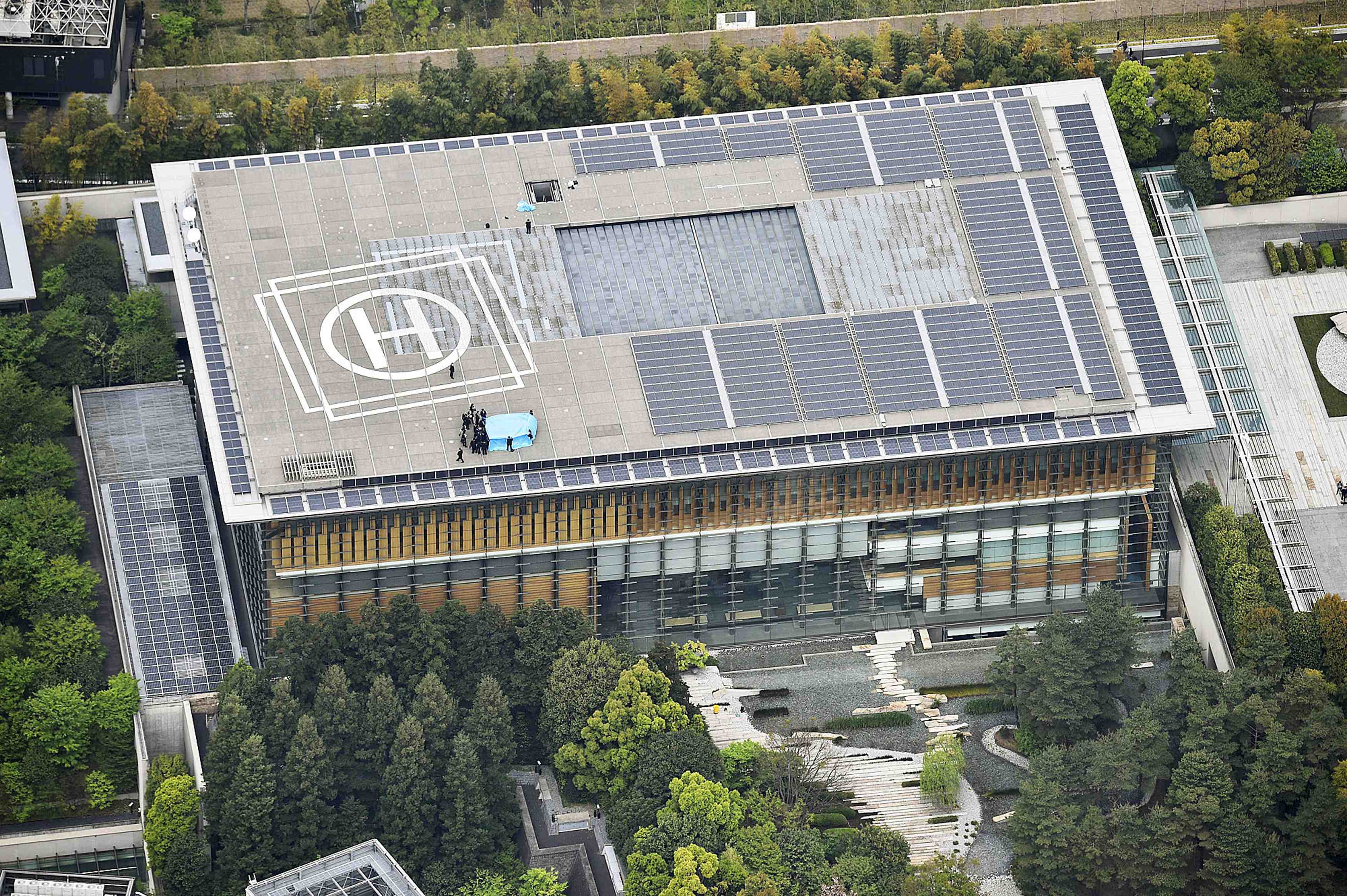 Un drone legerement radioactif se pose sur le toit de la residence du premier ministre japonais, a tokyo
