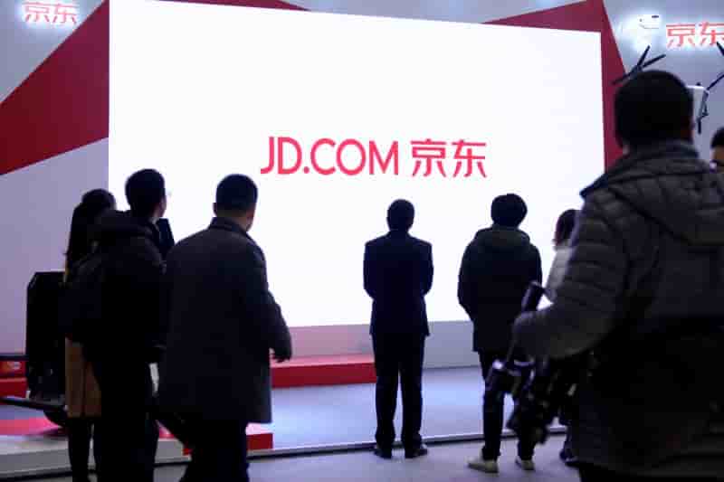 Saint laurent se lance dans le e-commerce en chine avec jd.com