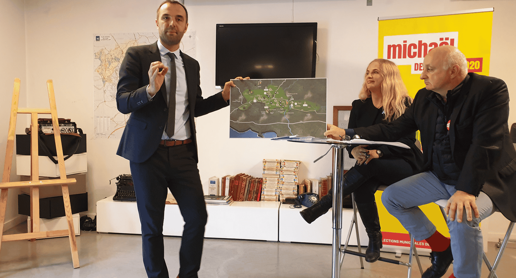 Entouré de C. Hart et M. Aslanian, personnalités du monde économique présentes sur sa liste, M. Delafosse précise la zone où il veut bâtir Med Vallée