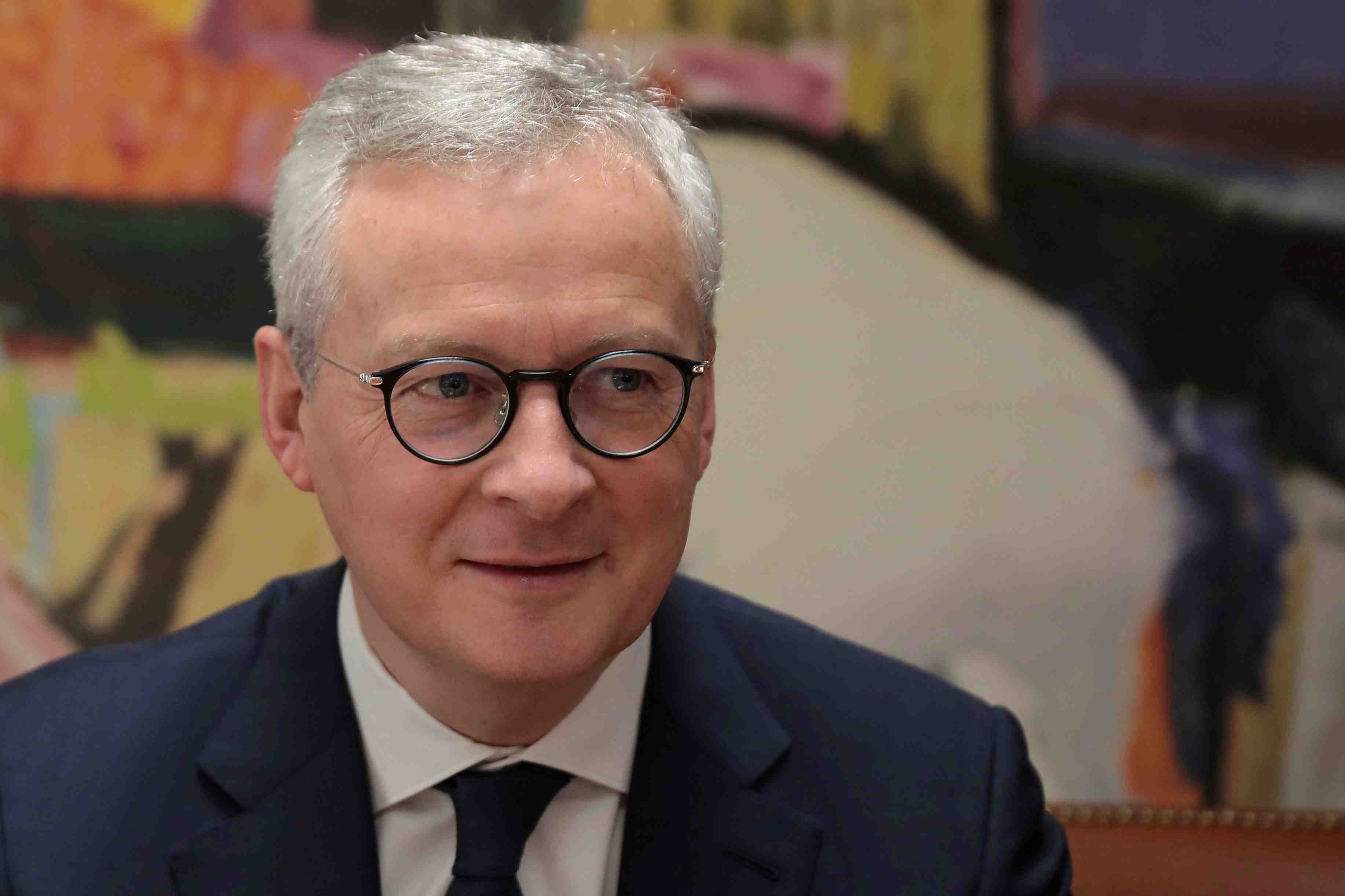 Coronavirus: paris debloque 45 milliards d'euros, table sur une contraction de 1% du pib cette annee