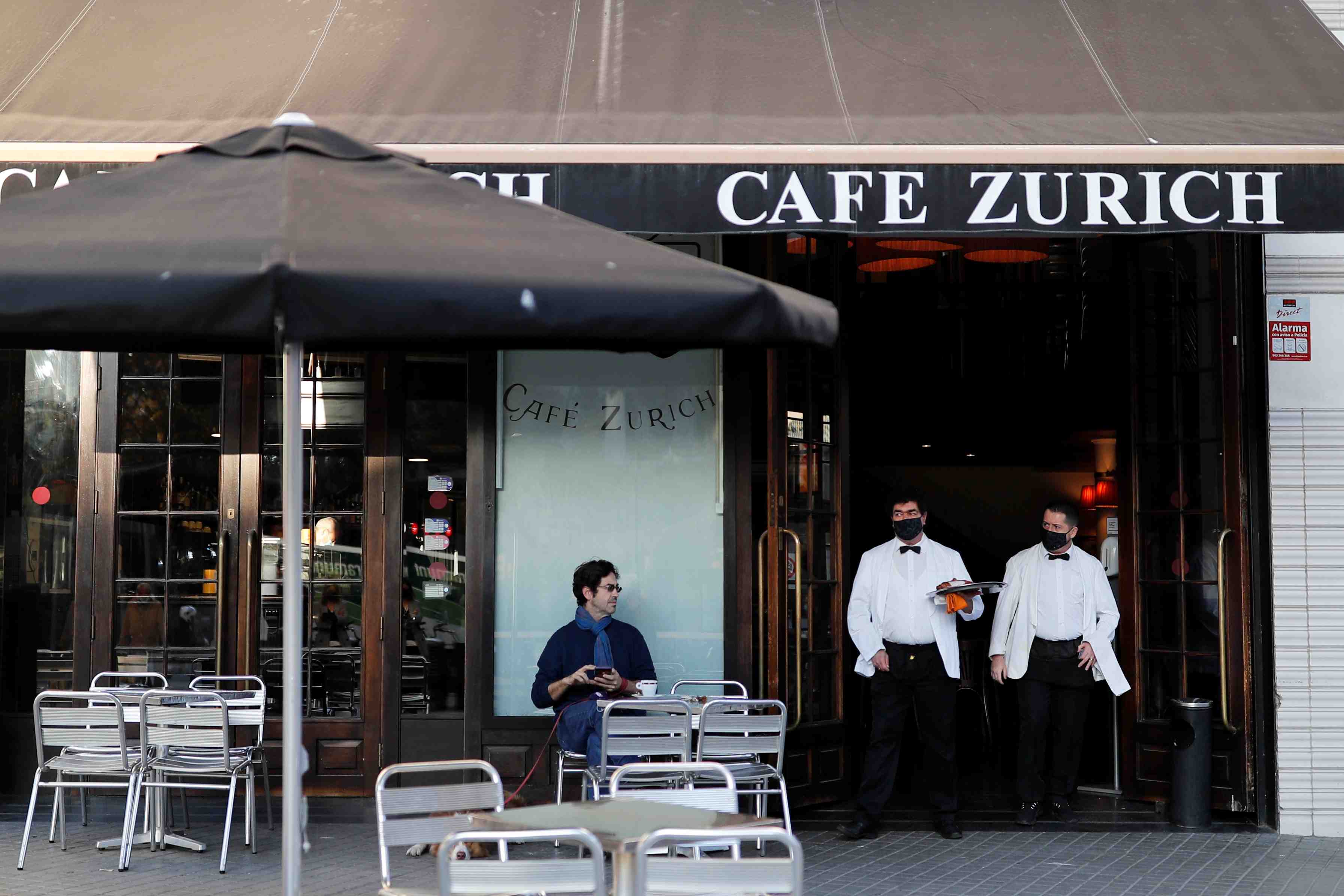 Coronavirus: les bars de barcelone reprennent vie apres cinq semaines de fermeture
