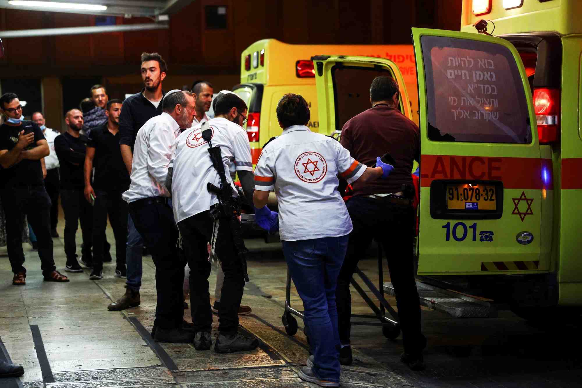 Un blesse sort d'une ambulance a jerusalem, a la suite d'une attaque pres de kiryat arba, une colonie juive a hebron en cisjordanie occupee