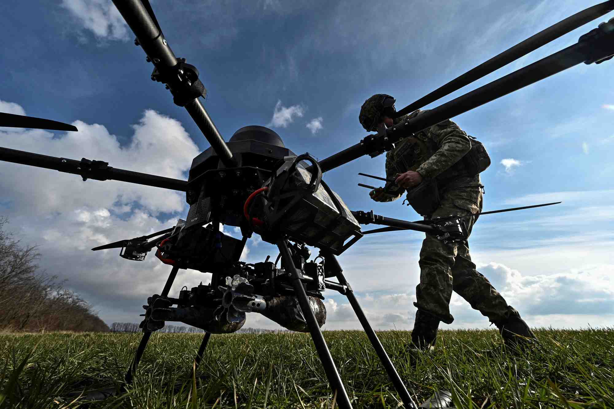 Un militaire ukrainien verifie la connexion d'un drone vampire avant de le faire voler pres d'une ligne de front dans la region de zaporijjia