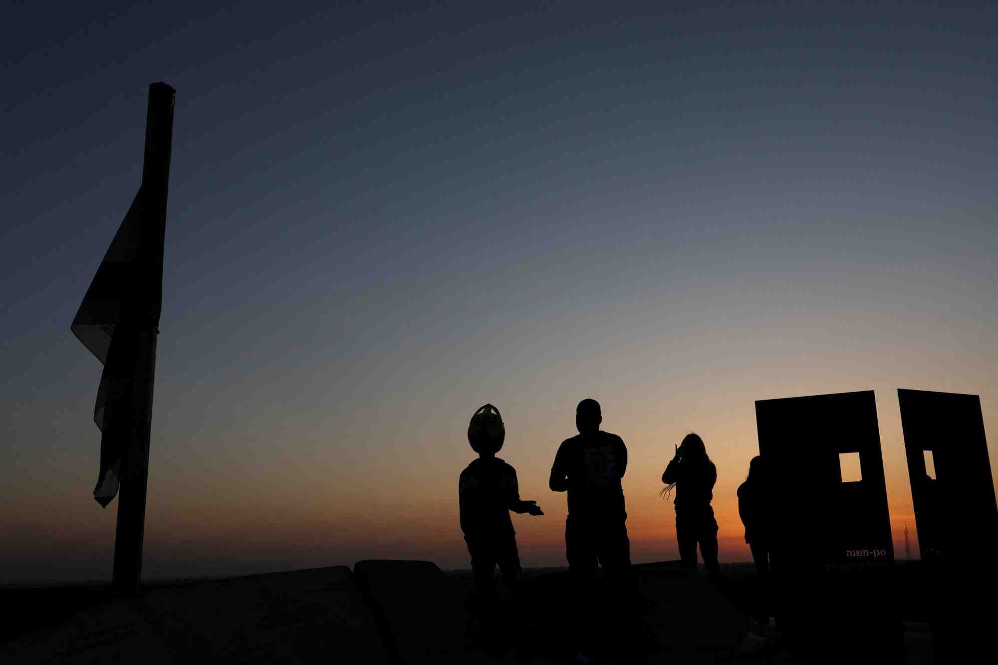 Des personnes regardent la bande de gaza depuis un point de vue a sderot