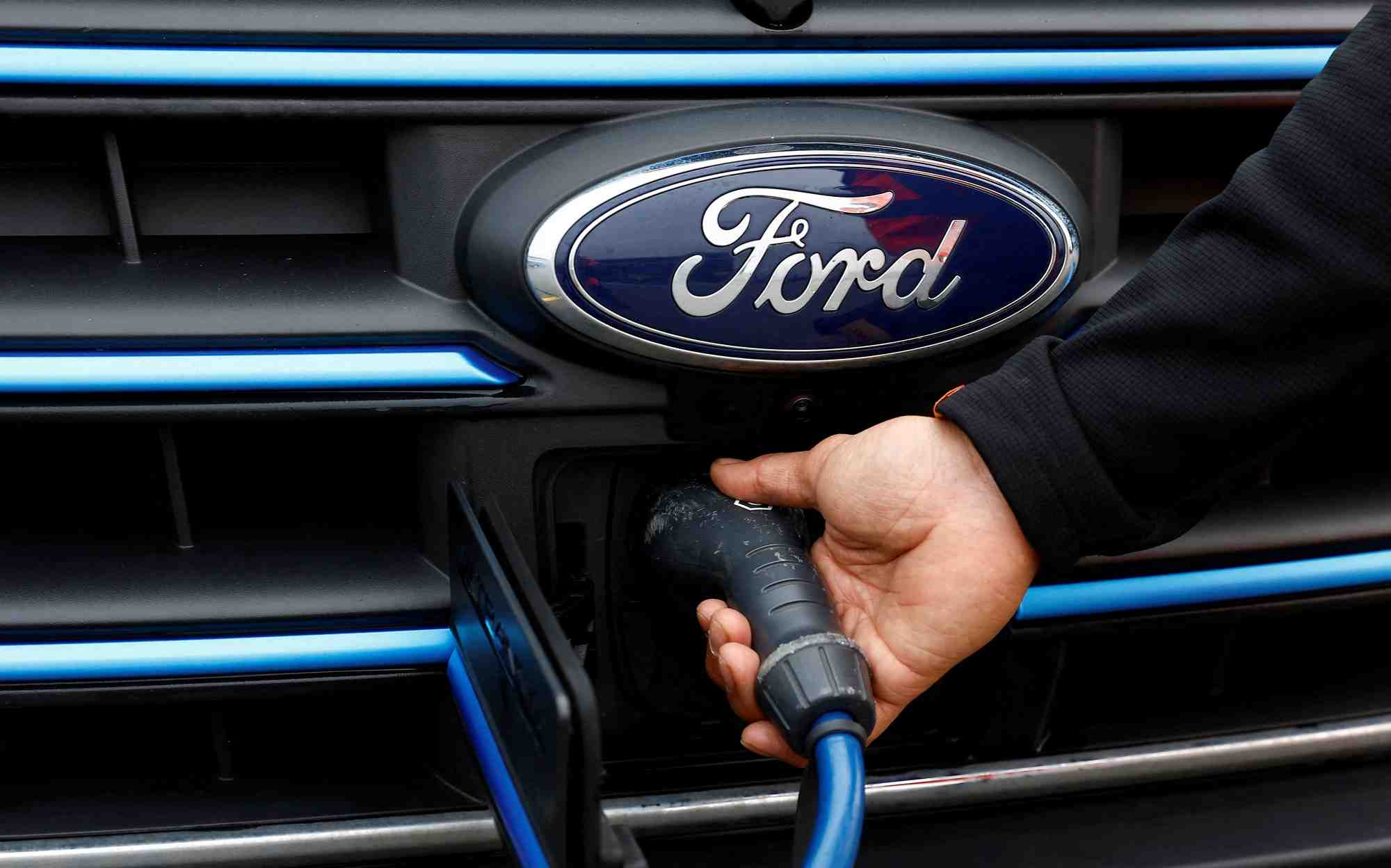 Cable de recharge sur une ford e-transit a londres