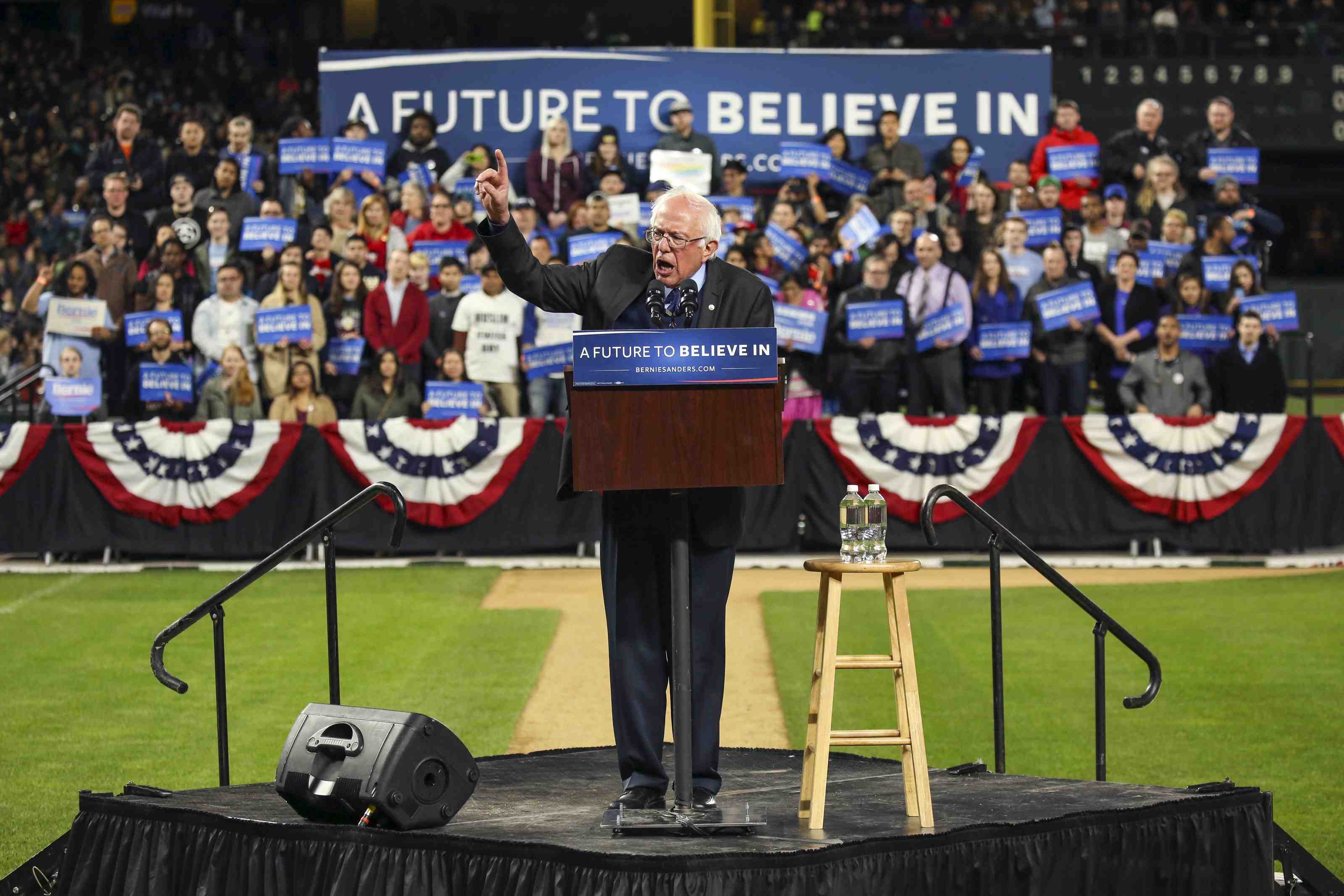 Bernie sanders reduit l'ecart face a hillary clinton