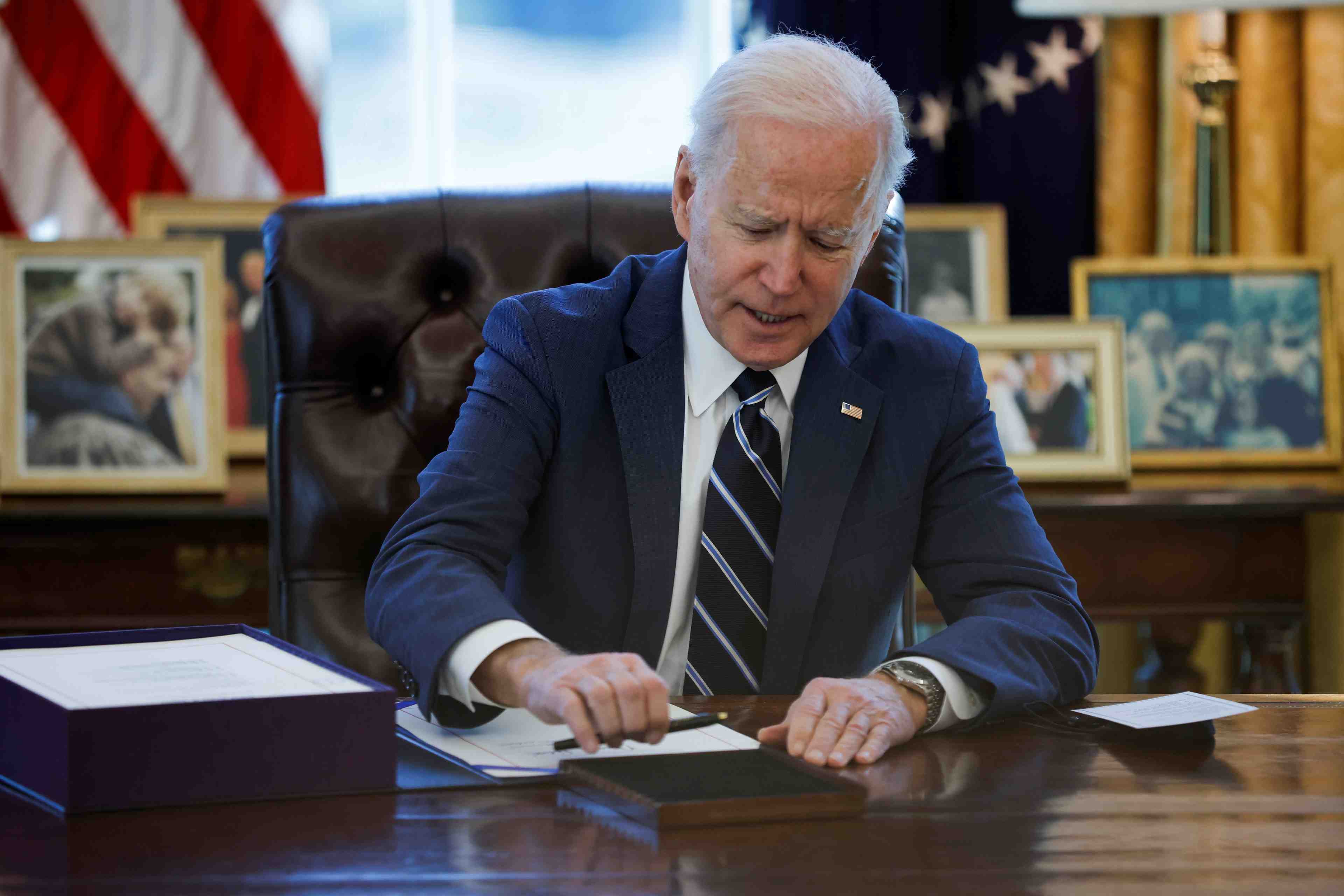 Usa: biden signe le plan de relance de 1.900 milliards de dollars