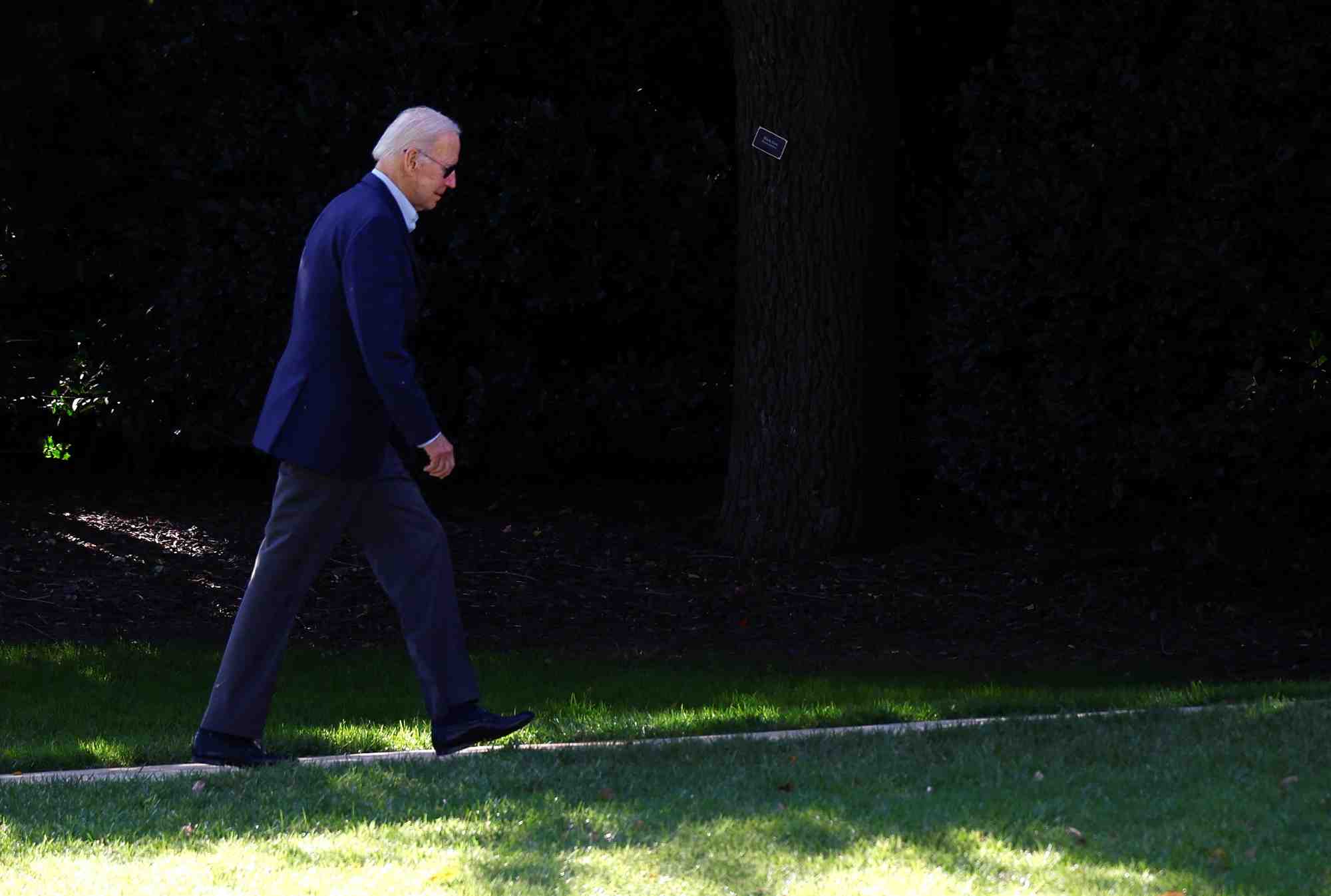 Le president americain joe biden se dirige vers le bureau ovale