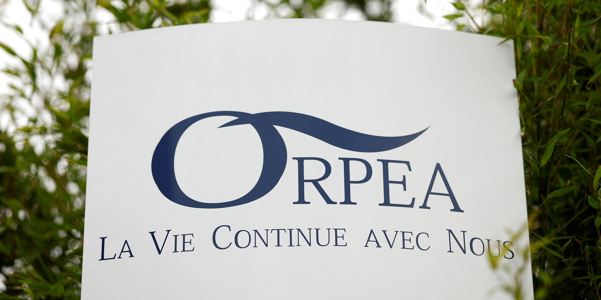 Le logo d'orpea a l'entree d'une maison de retraite a reze