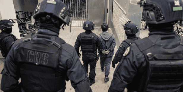 La CRS 8 en pleine interpellation à Dijon à la suite du décès d’un habitant, tué par balle à son domicile en novembre après un règlement de comptes sur un point de deal.