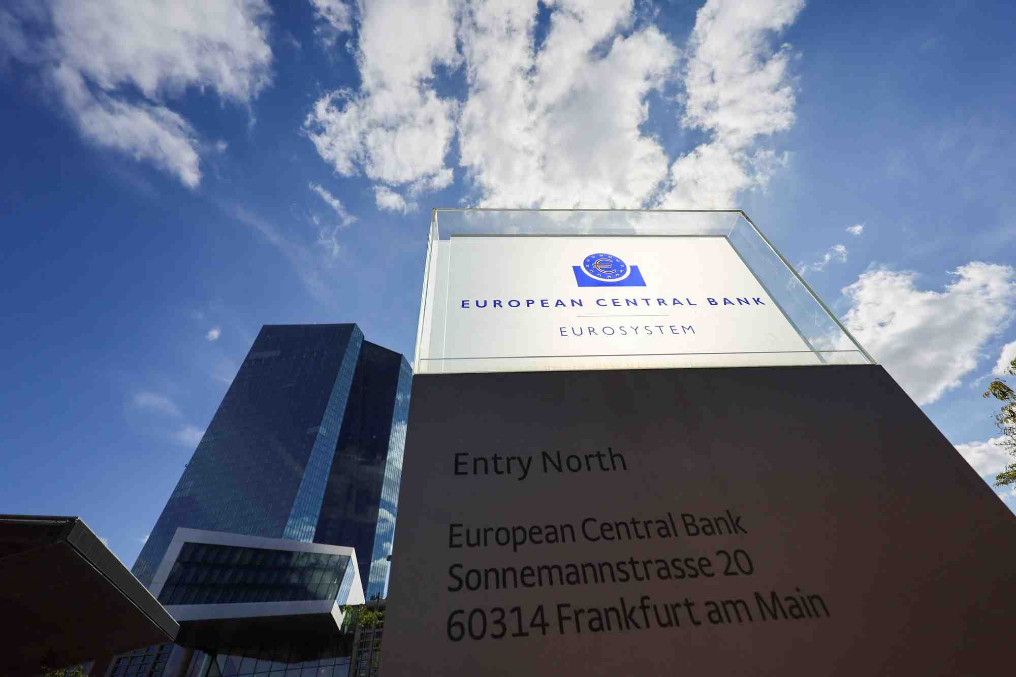 Un panneau a l'exterieur du batiment de la banque centrale europeenne a francfort