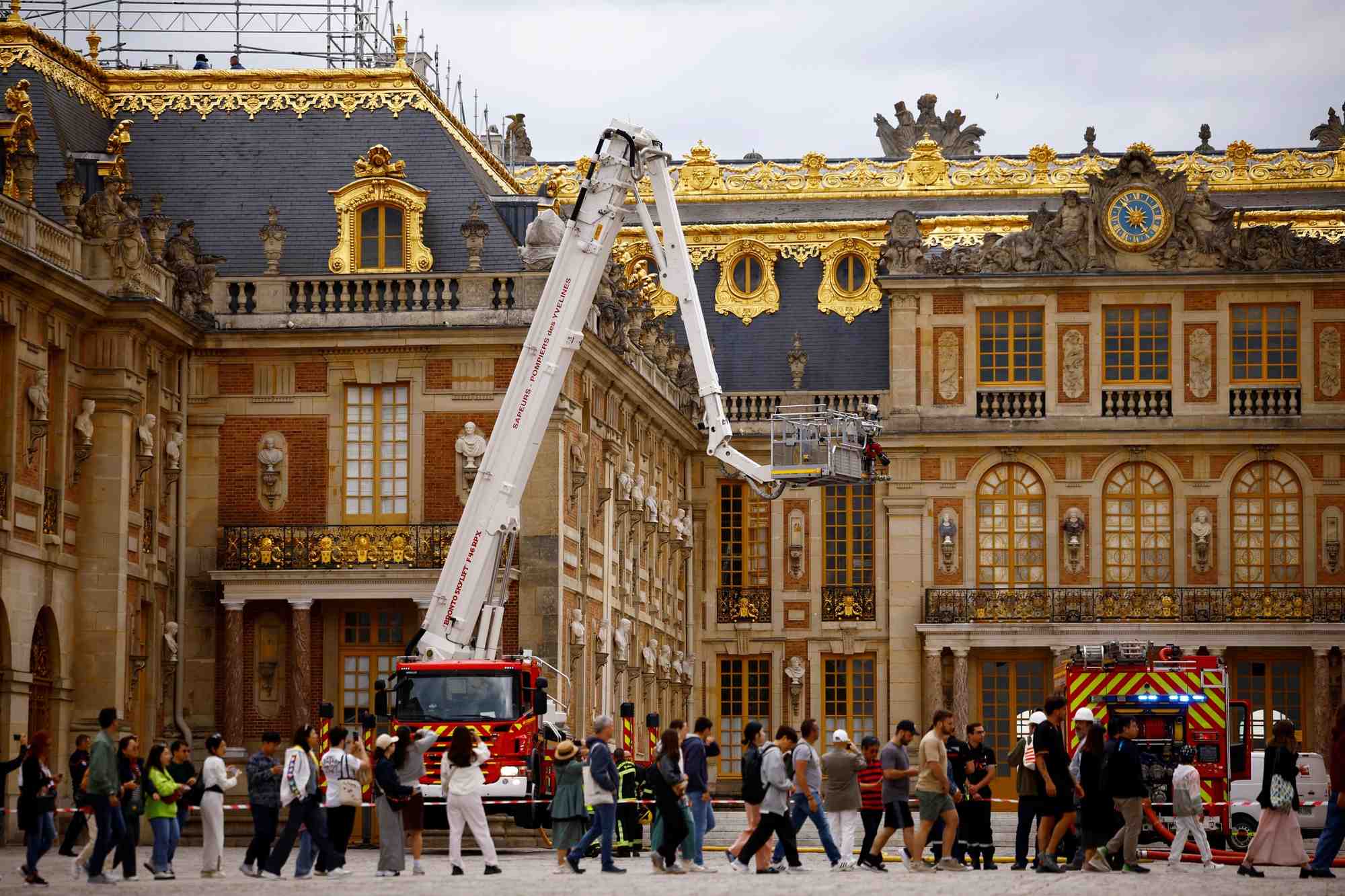 Evacuation au chateau de versailles apres un incendie qui a ete rapidement maitrise