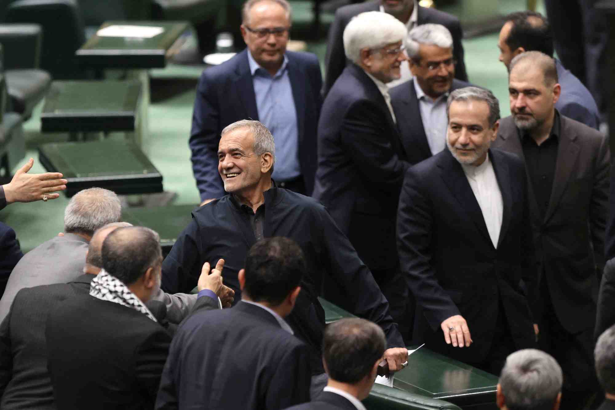 Le president iranien massoud pezeshkian lors de la reunion du parlement a teheran