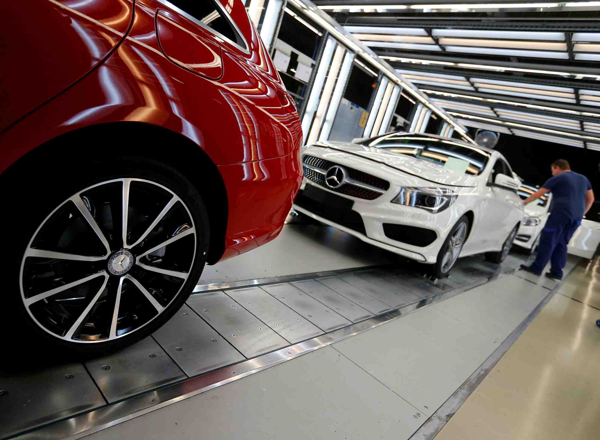 Des ouvriers inspectent des voitures sur la chaine de montage de l'usine mercedes de daimler a kecskemet, en hongrie