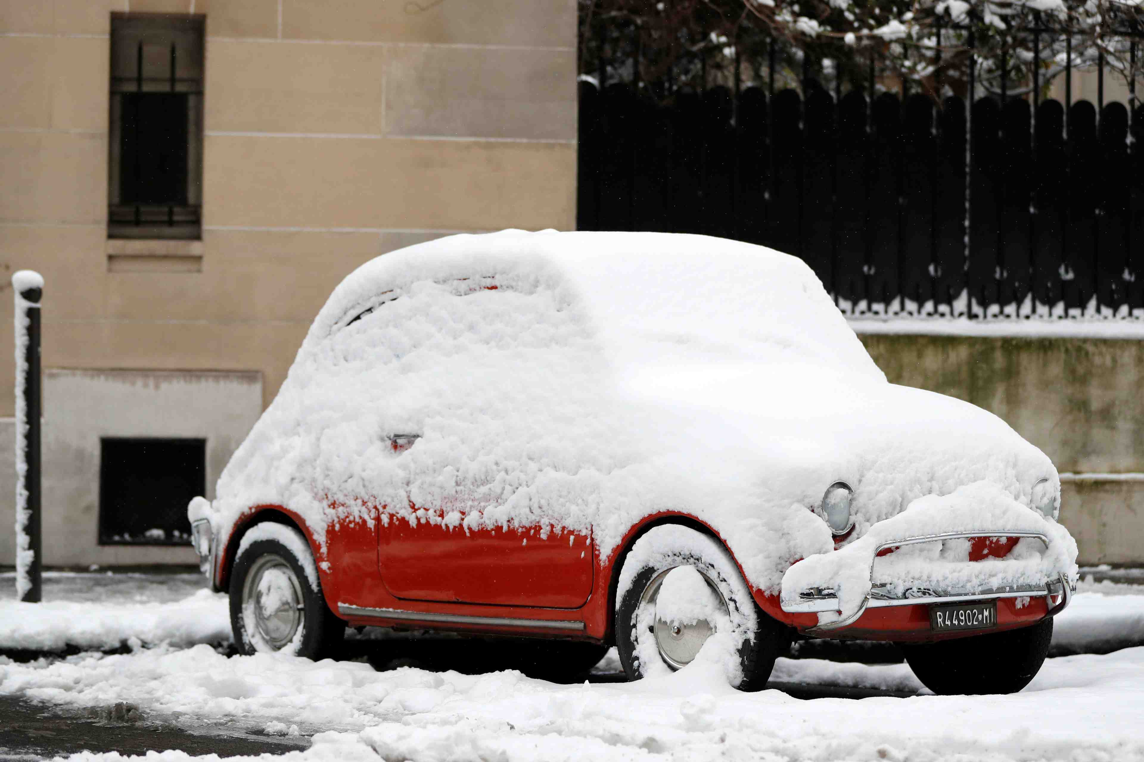 La neige perturbe la circulation en france, vols annules a orly