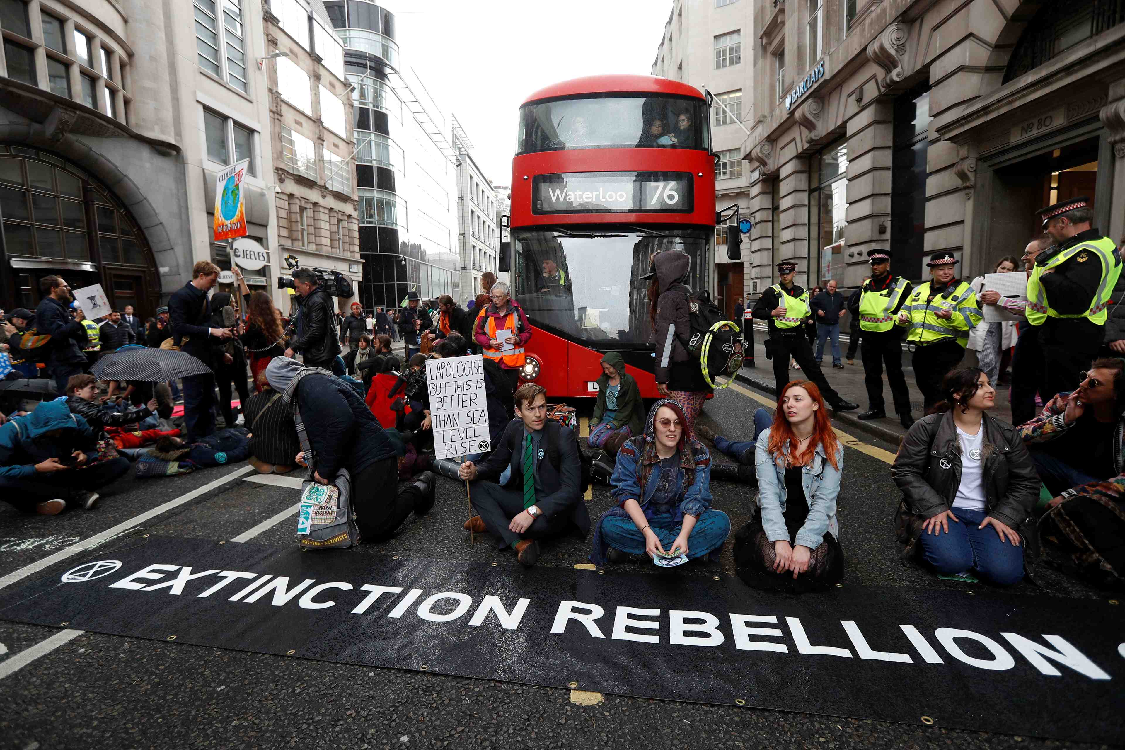 Les militants d'extinction rebellion ciblent la city