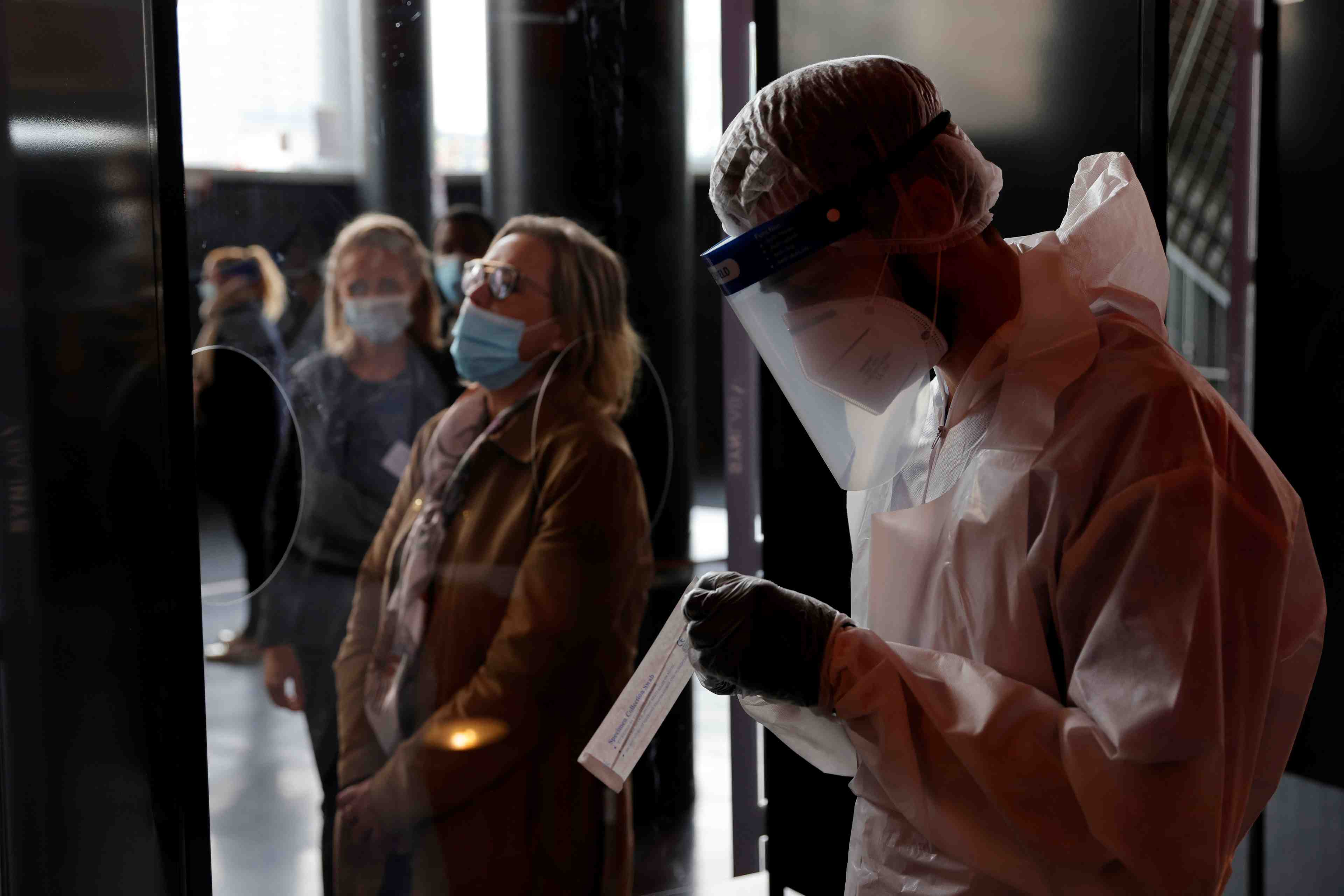Coronavirus: plus de 30.000 nouveaux cas en france, une premiere