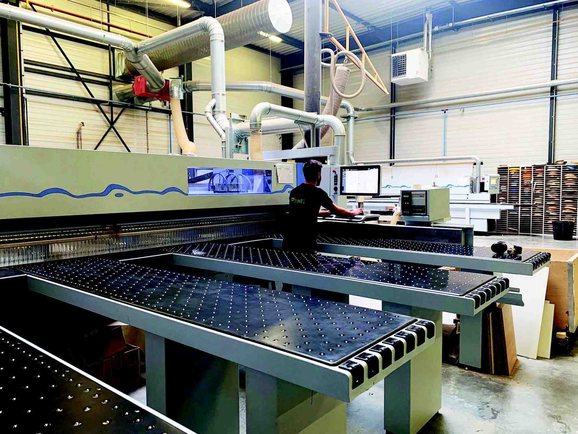 l’Atelier Panel comprend une dizaine de machines de découpe et de commande numérique, très énergivores,