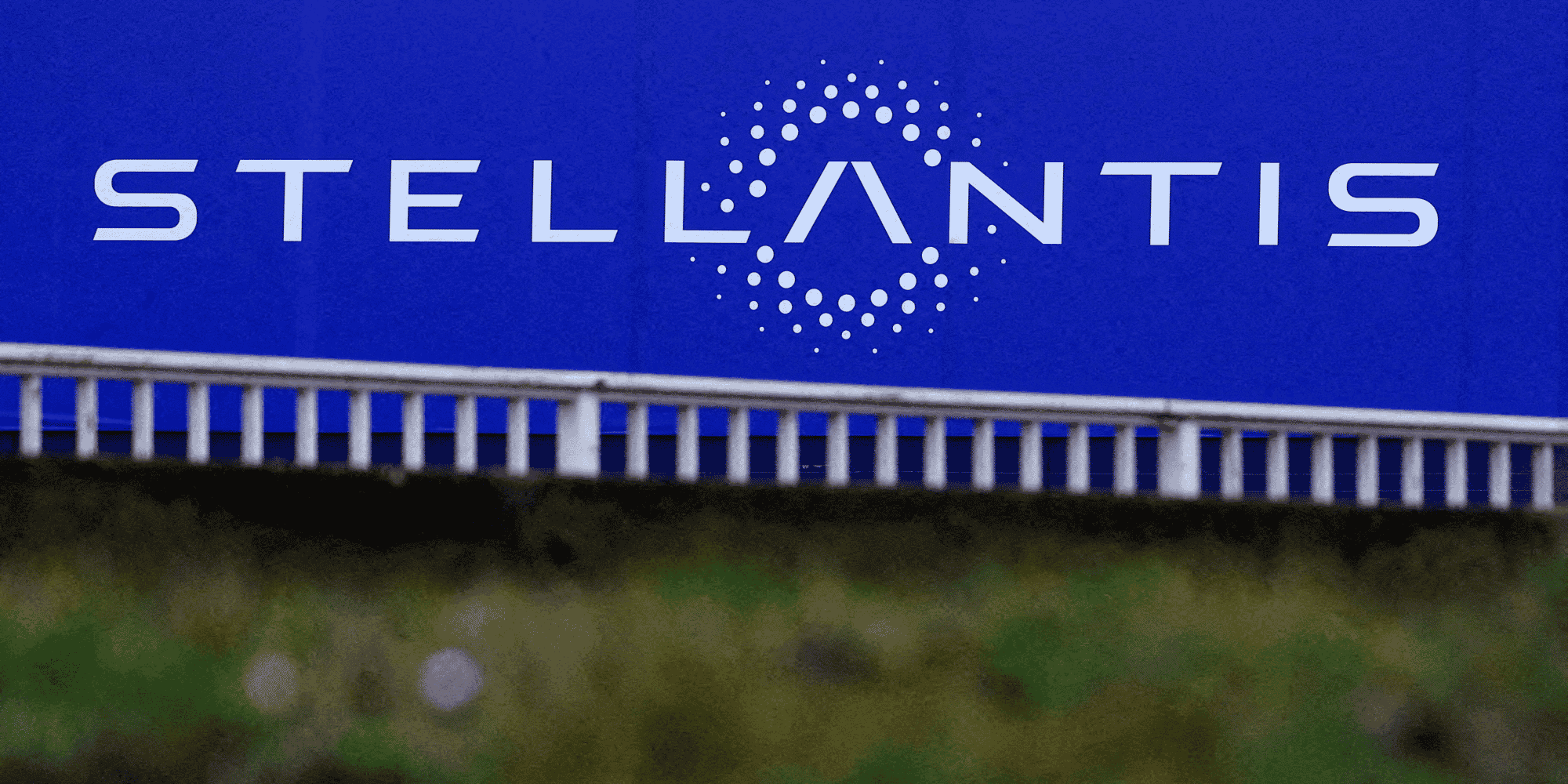 Le logo de stellantis sur un batiment