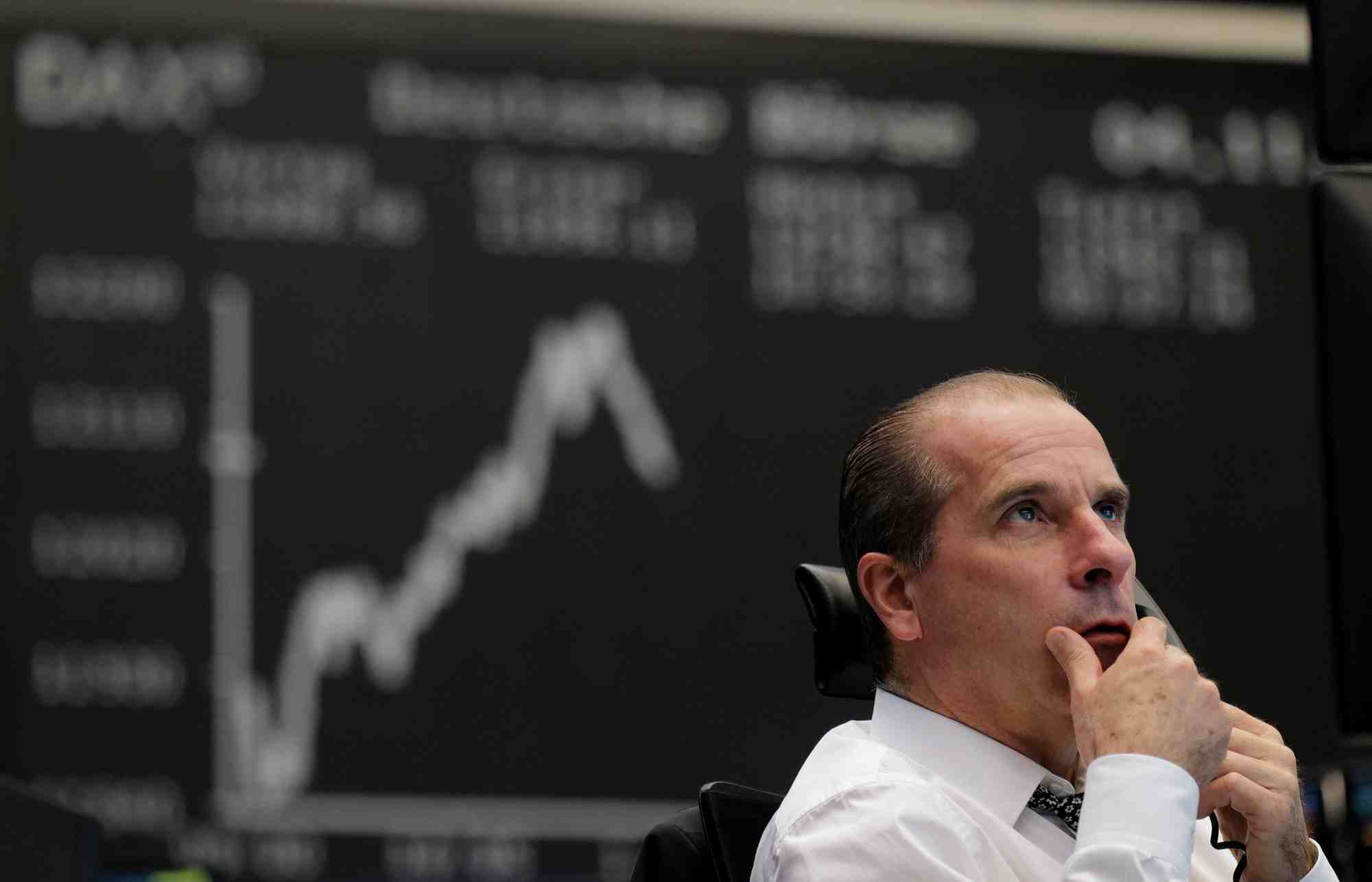 Un trader a la bourse de francfort, en allemagne
