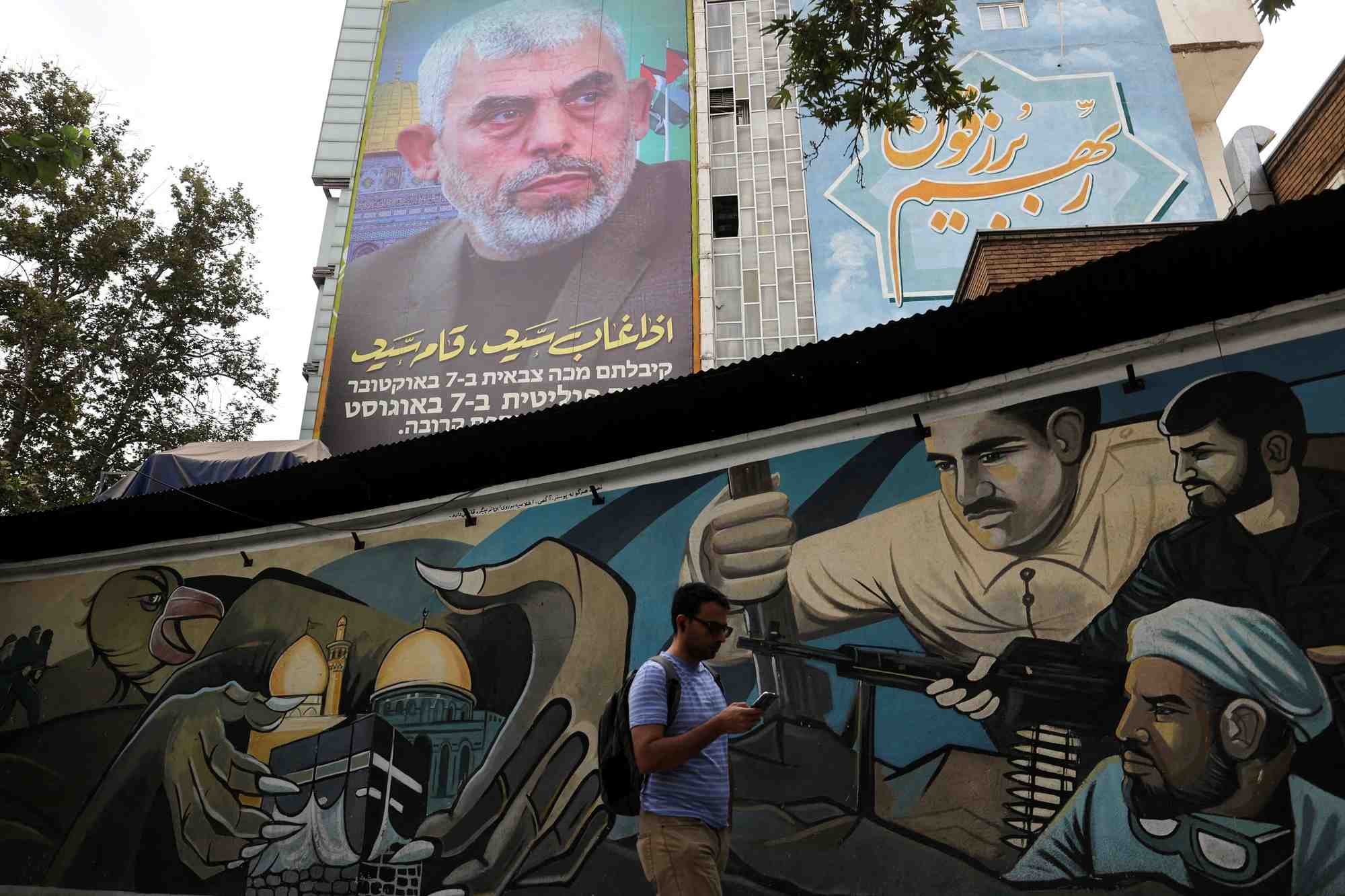 Un panneau d'affichage avec une photo du nouveau chef du hamas, yahya sinouar