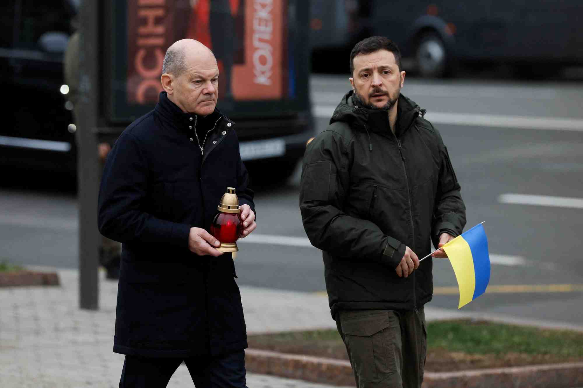 Le president ukrainien volodymyr zelenskiy et le chancelier allemand olaf scholz visitent un lieu de commemoration improvise, a kiev