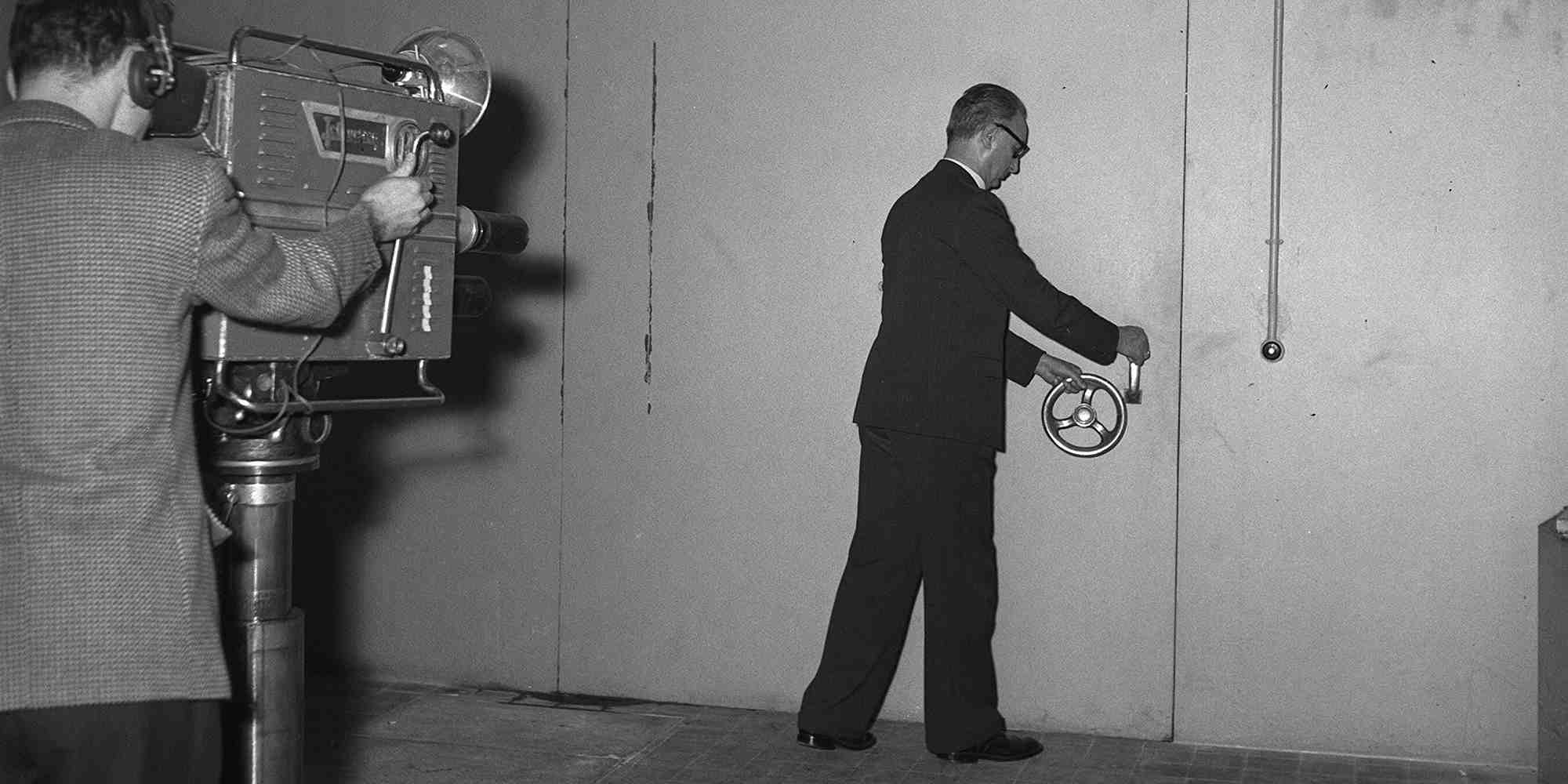 Ouverture d'un coffre fort par un agent de la Banque de France en 1965 lors du tournage d'un documentaire.