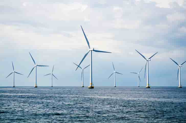 Cinq à dix éoliennes flottantes envisagées en Méditerranée